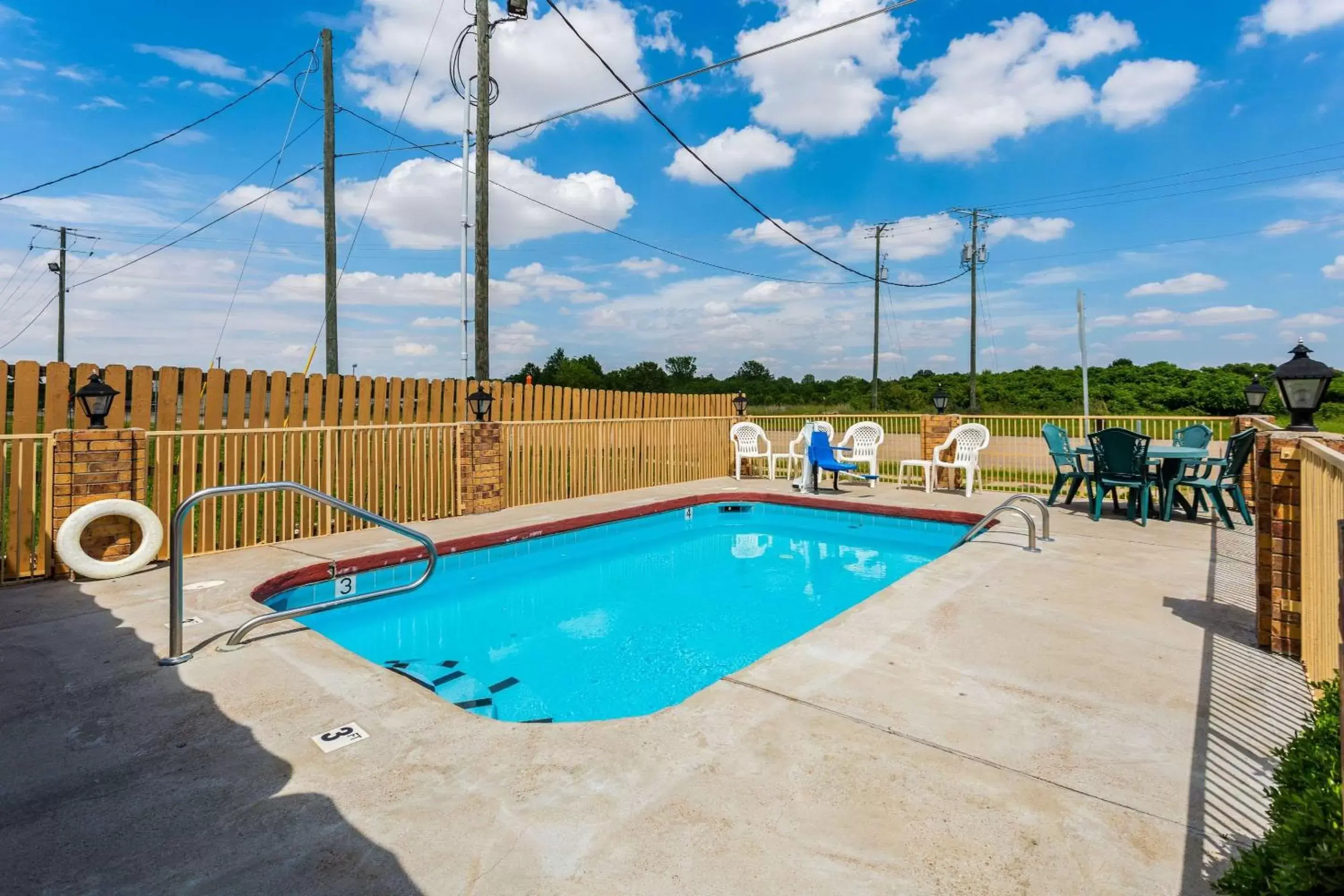 On site, Swimming Pool in Econo Lodge & Suites Brinkley