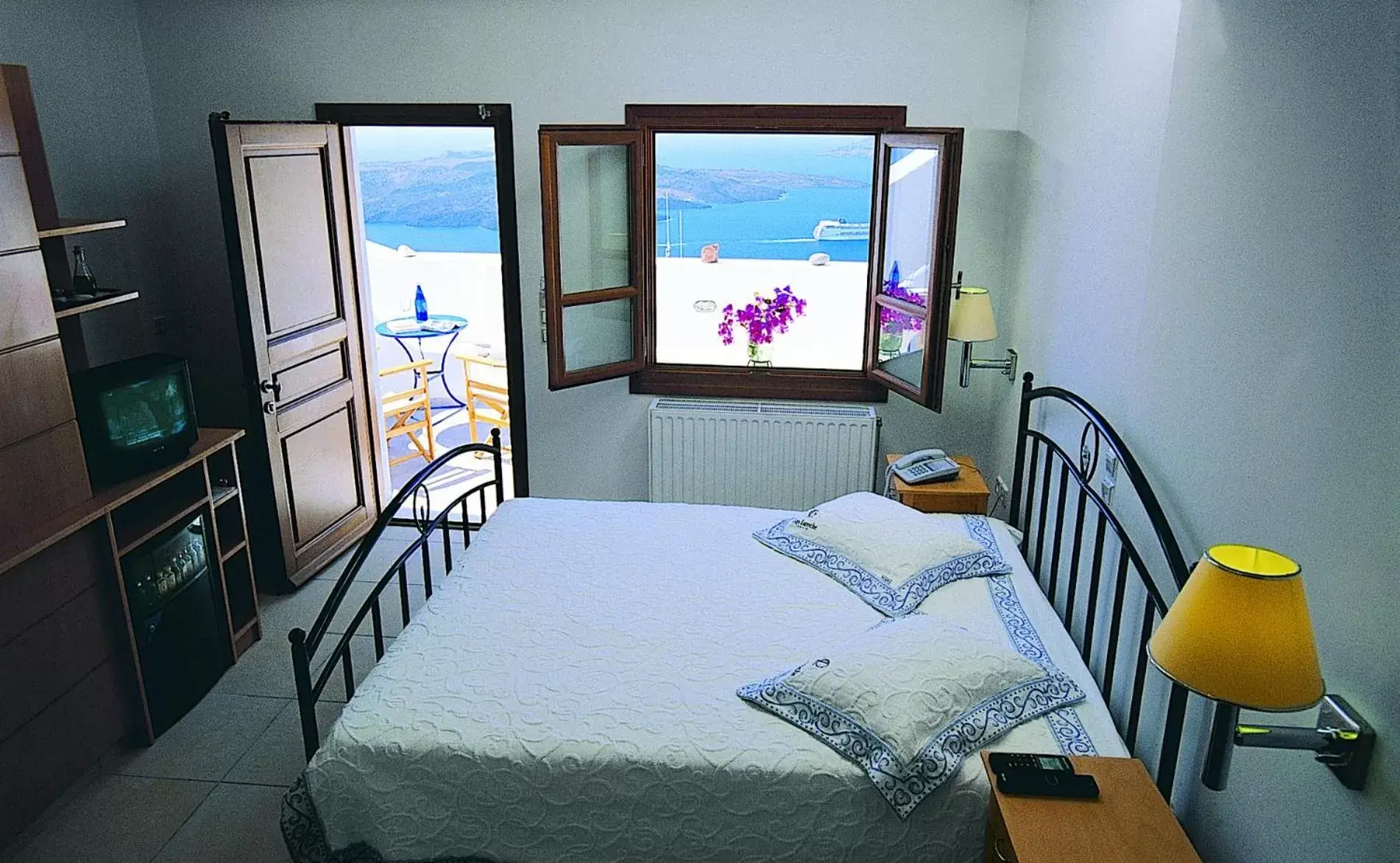 Bedroom, Bed in Theoxenia Caldera Hotel