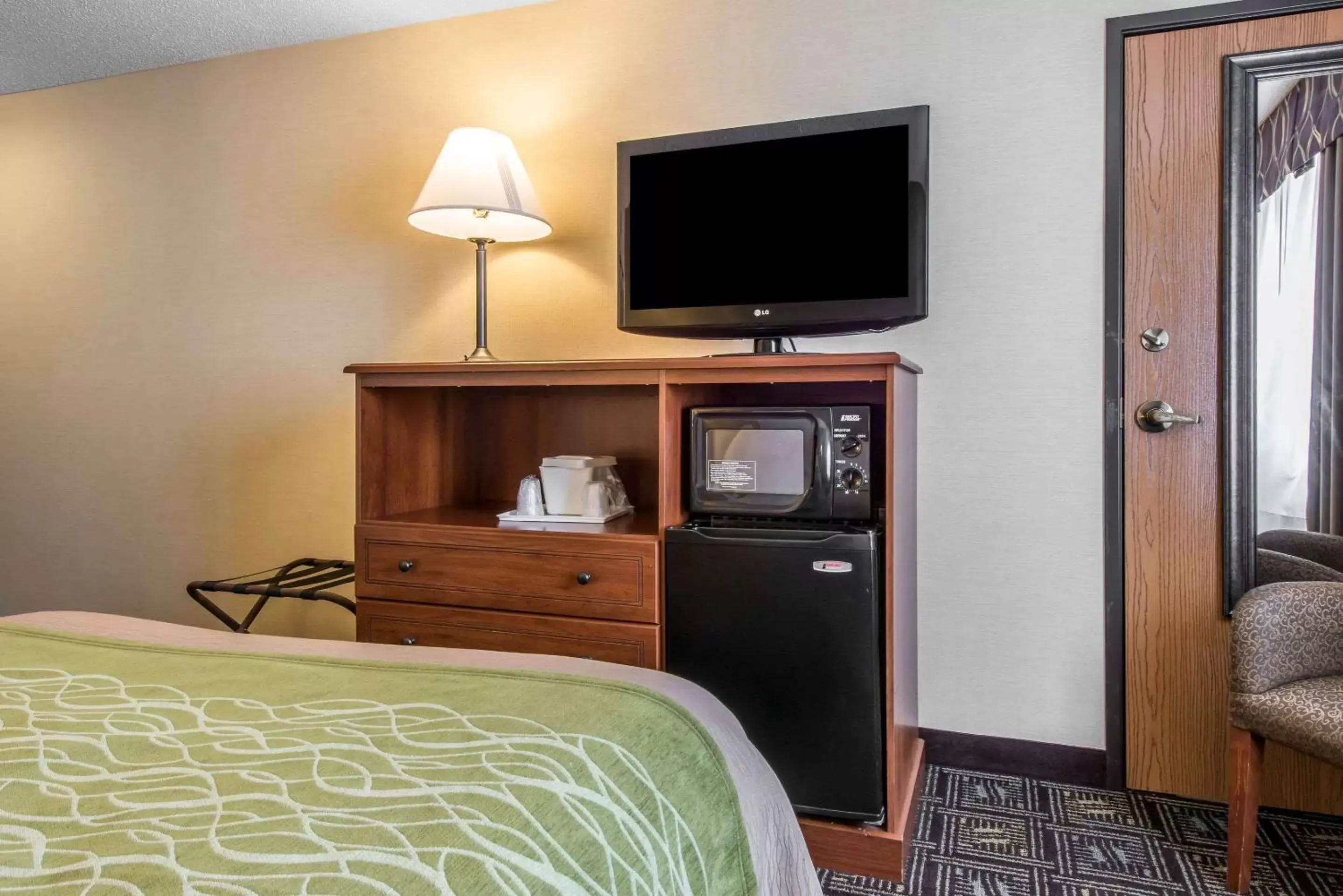 Photo of the whole room, TV/Entertainment Center in Comfort Inn Weirton