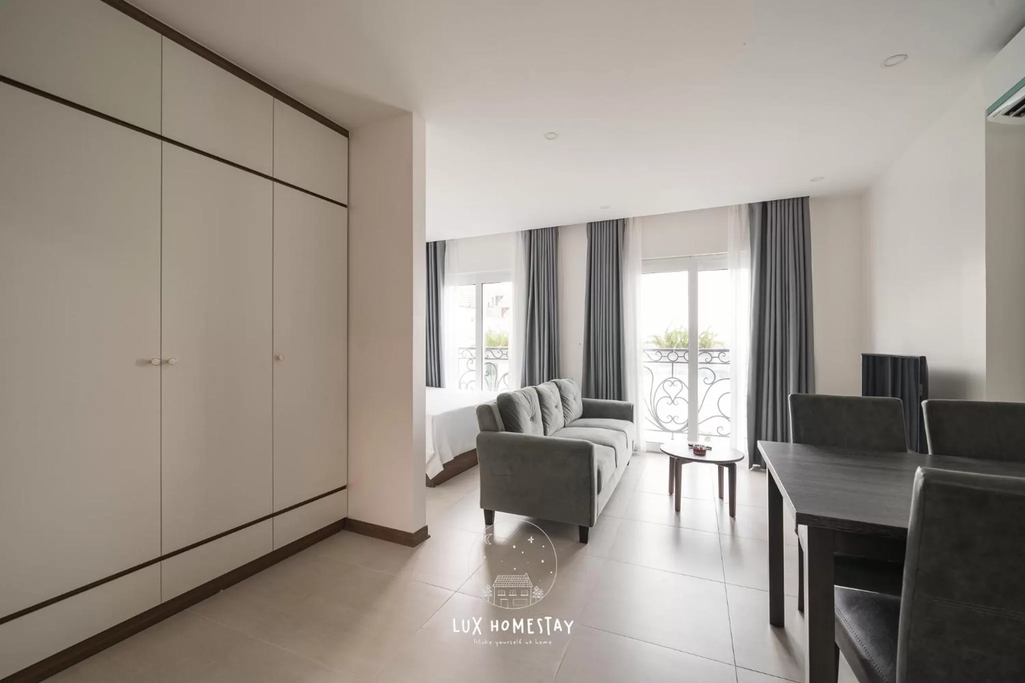 Balcony/Terrace in Lux Westlake Studio