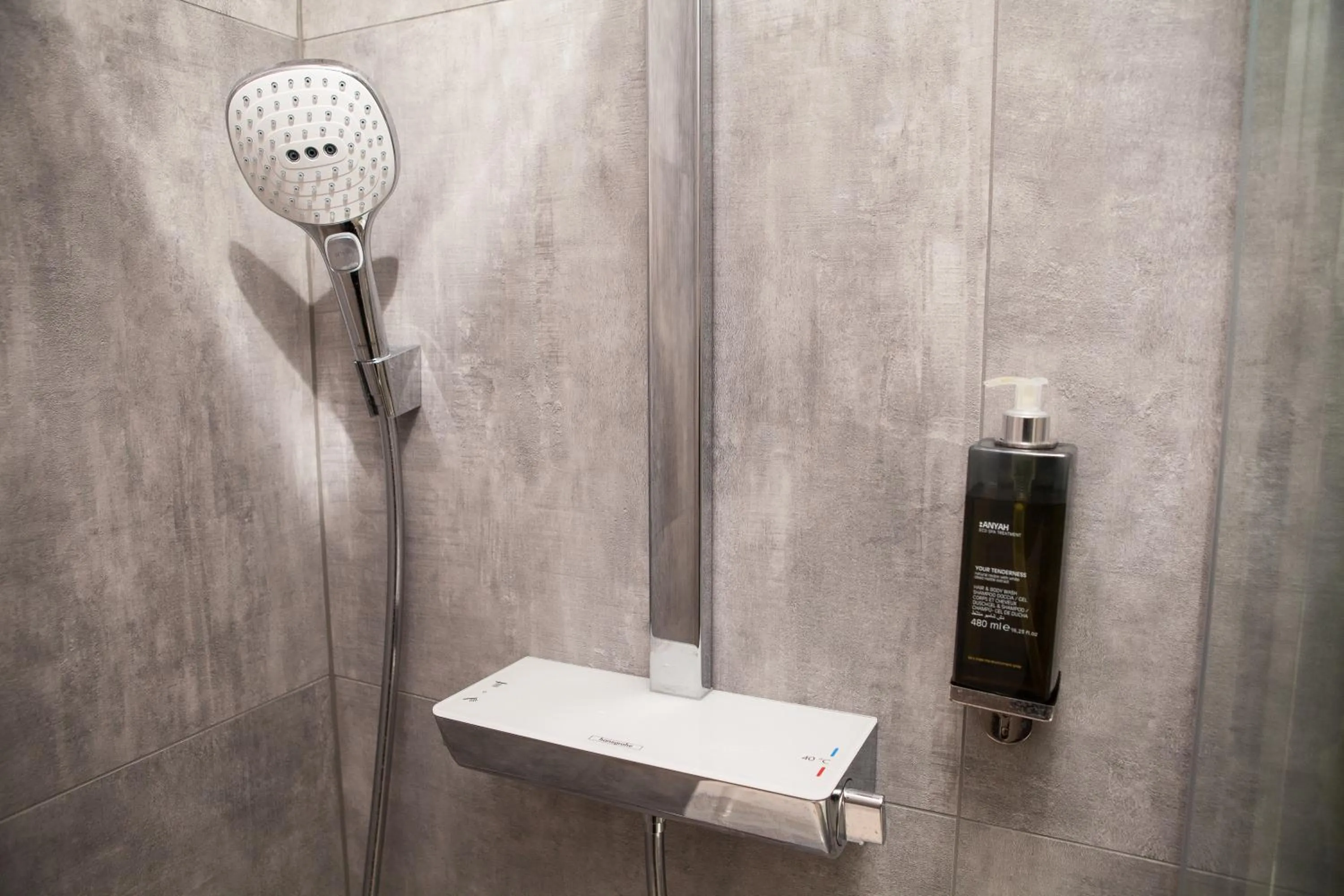 Bathroom in The Tudor Inn Hotel