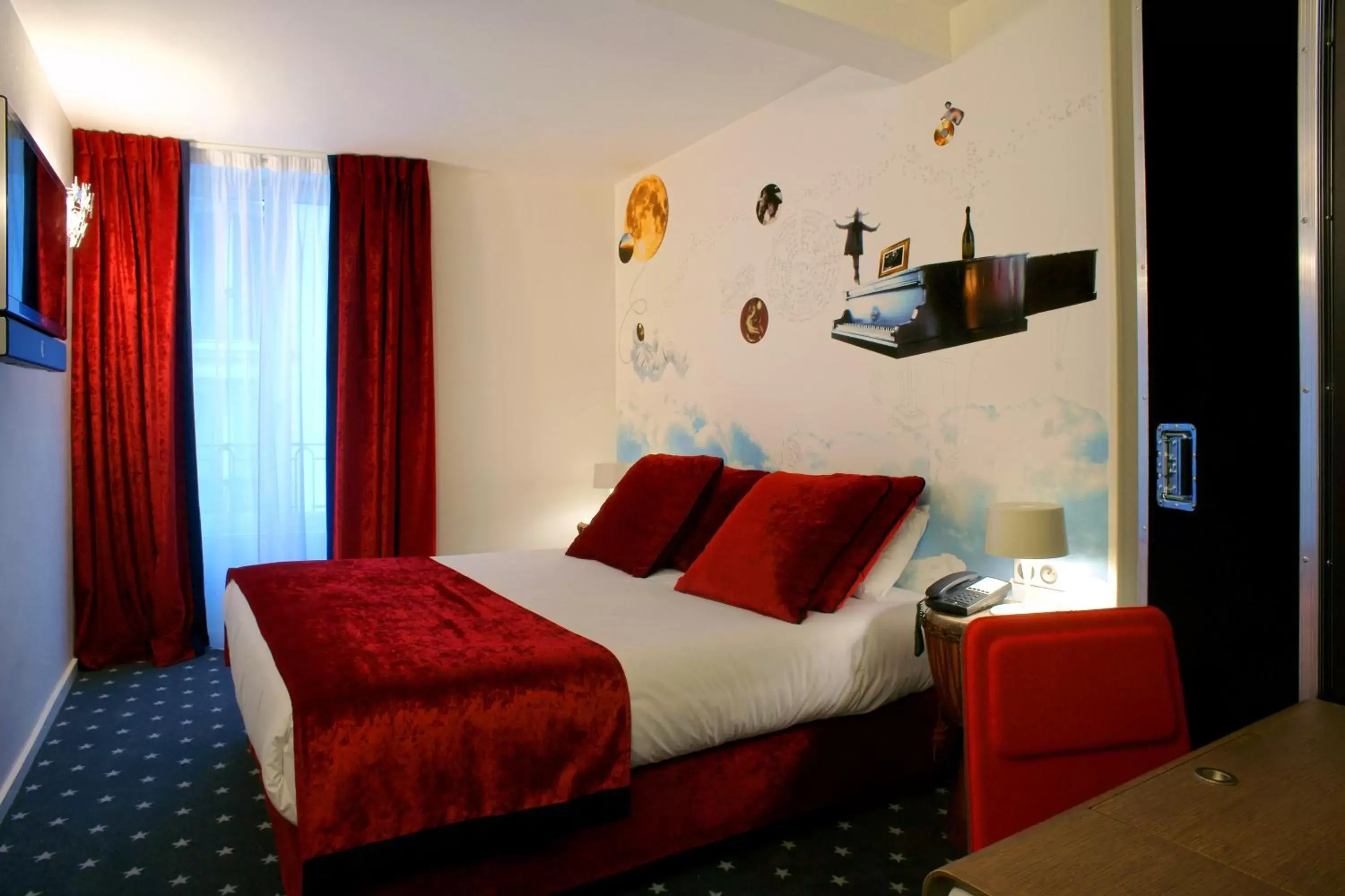 Photo of the whole room, Bed in Hôtel du Triangle d'Or