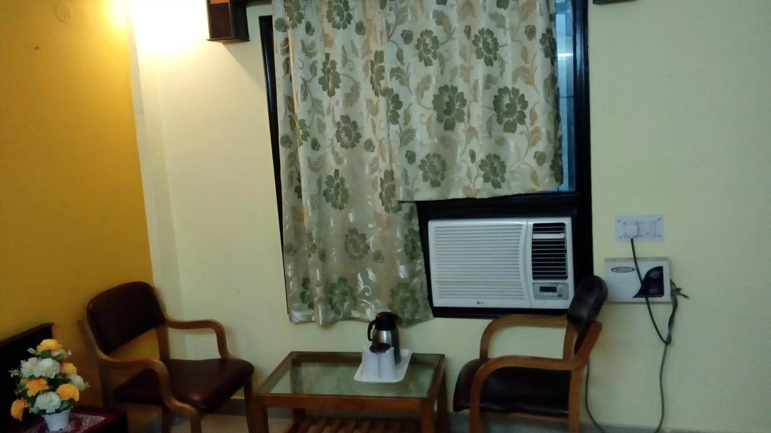 Seating Area in Hotel Su Shree Continental 5 Minutes Walk From New Delhi Railway Station