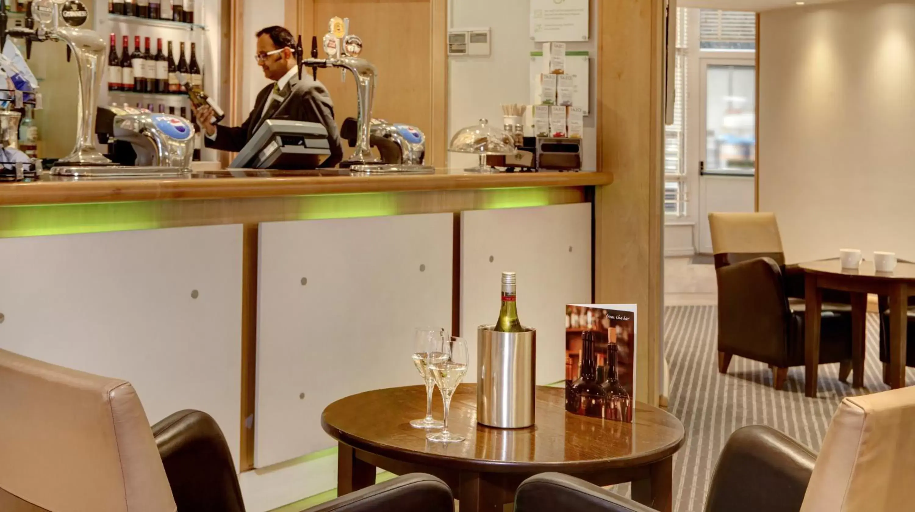 Lounge or bar in Holiday Inn Basingstoke, an IHG Hotel