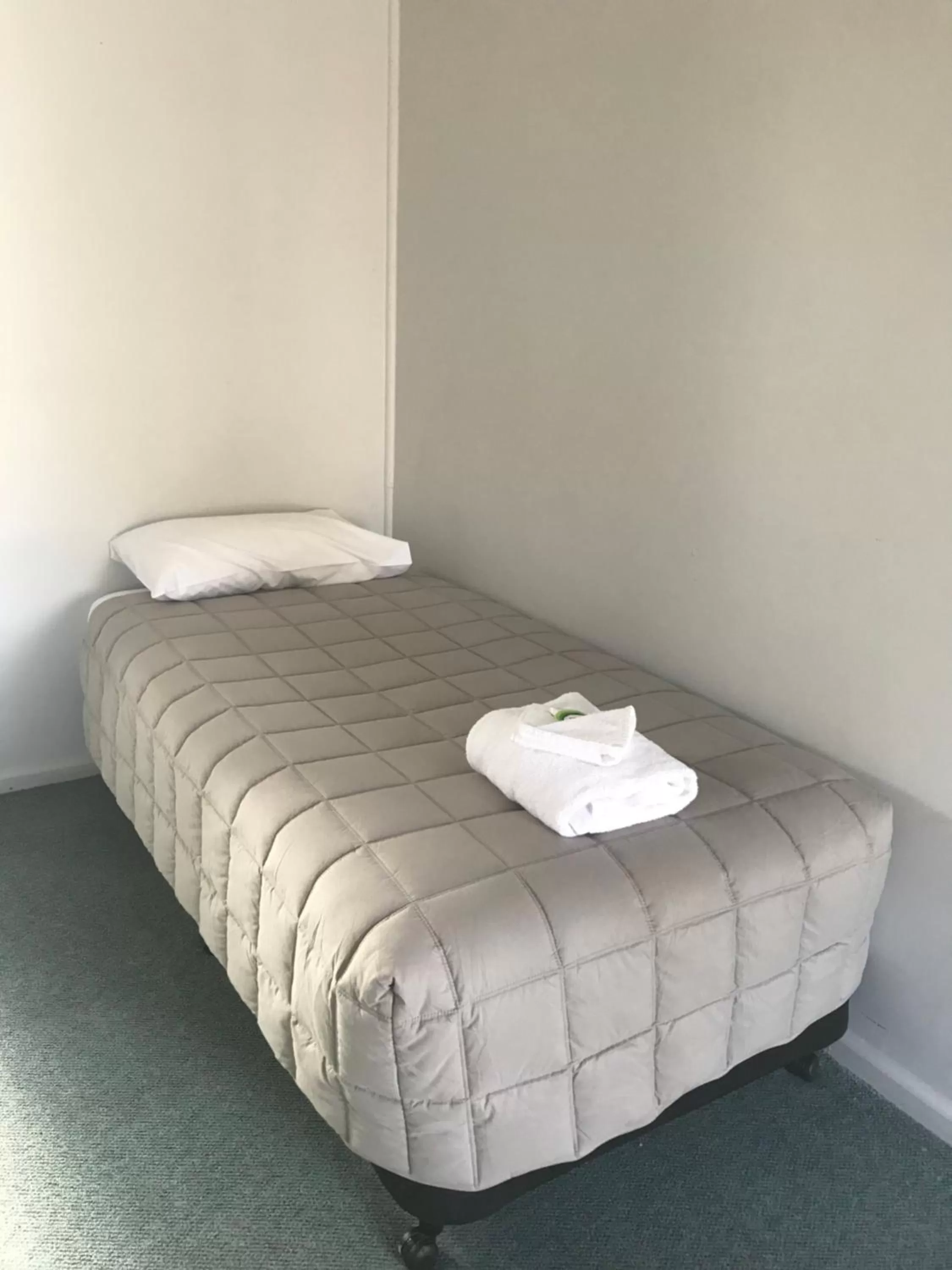 Bed in Kootingal Landview Motel