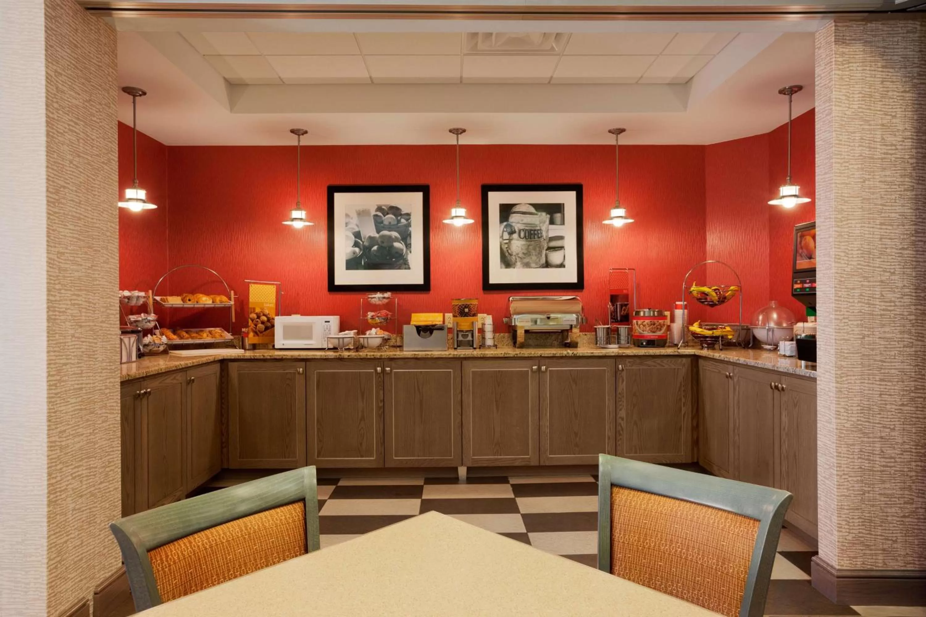 Dining area in Hampton Inn Freeport/Brunswick