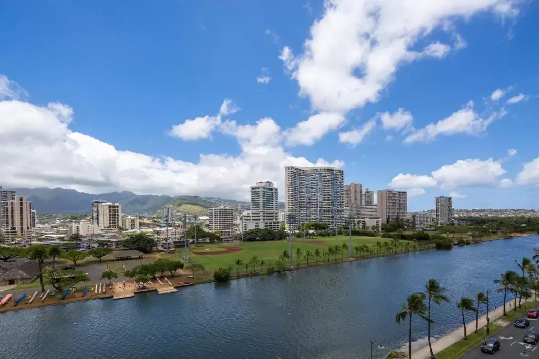 Modern Waikiki Sleek Studio