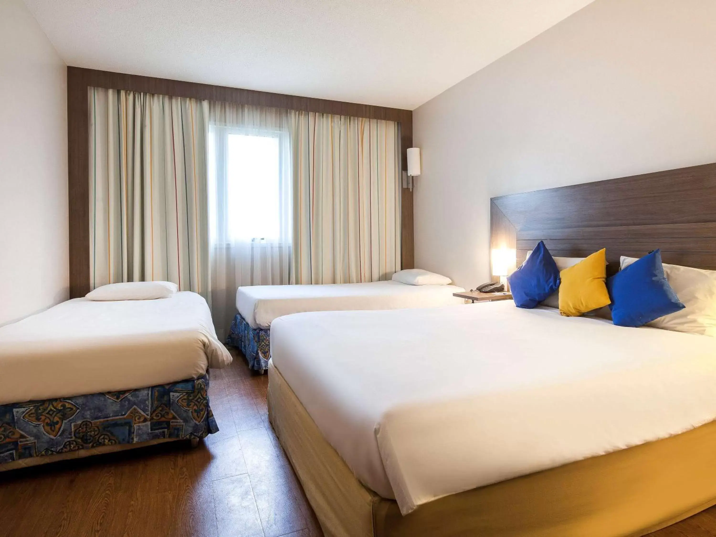 Photo of the whole room, Bed in Novotel Manaus