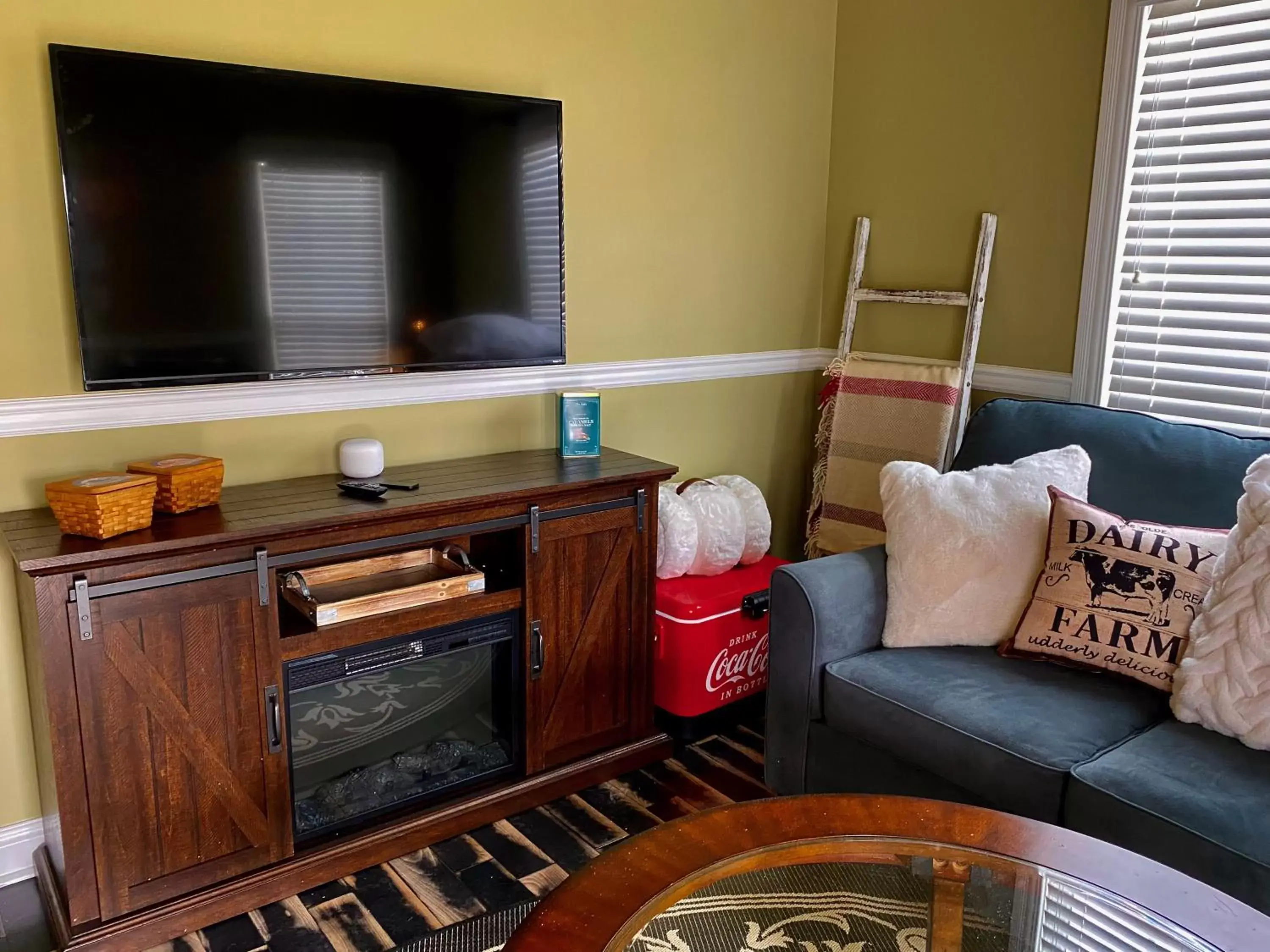 Living room, TV/Entertainment Center in Pillow and Paddock B&B