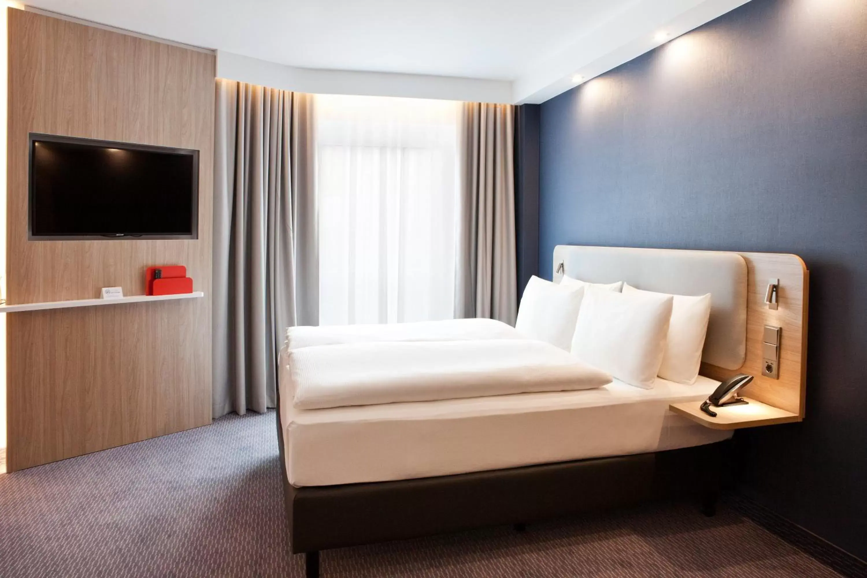 Photo of the whole room, Bed in Holiday Inn Express Munich - Olympiapark by IHG Photo of the whole room, Bed in Holiday Inn Express Munich - Olympiapark by IHG