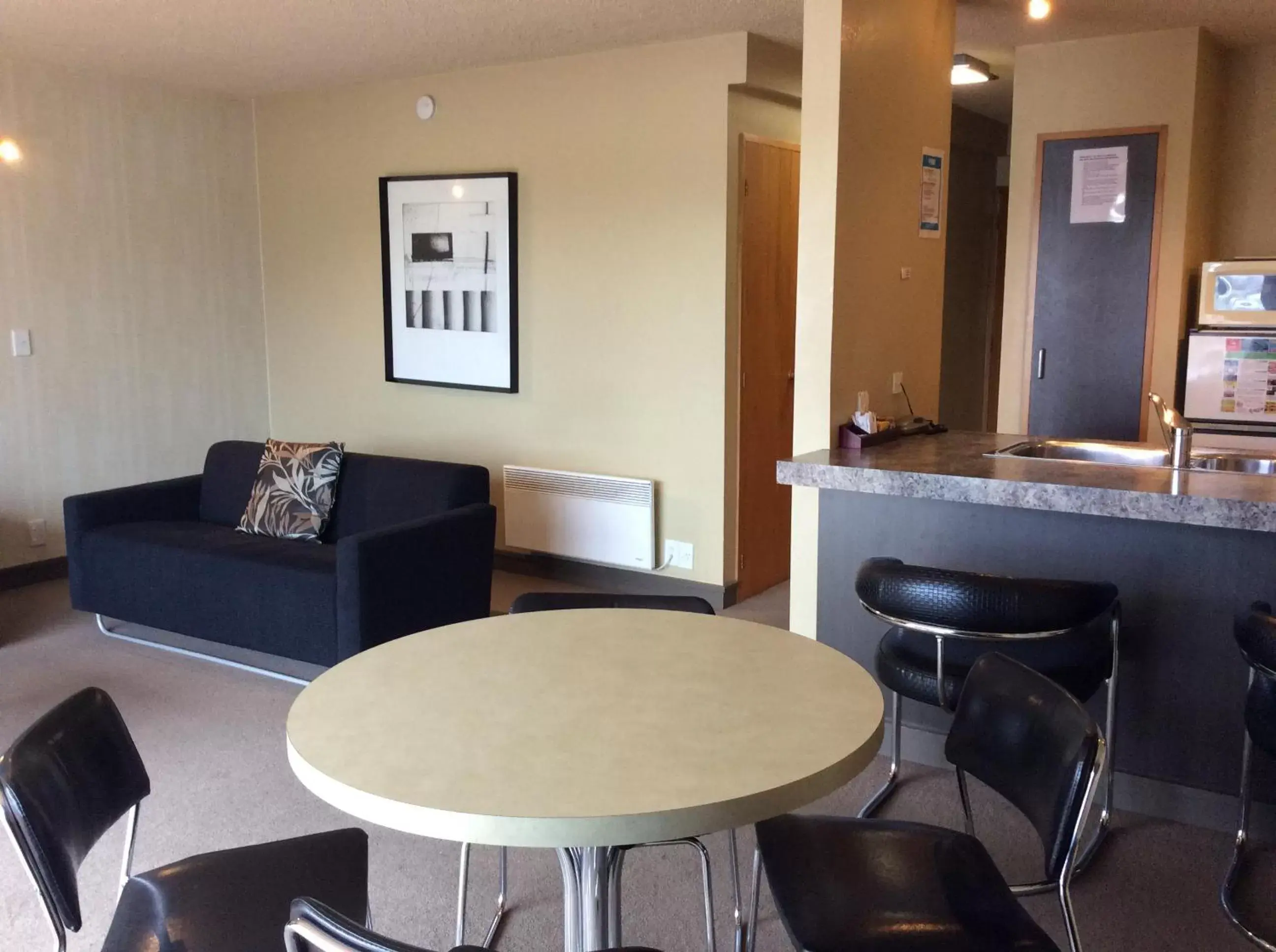 Dining area, Lounge/Bar in The Lofts Apartments