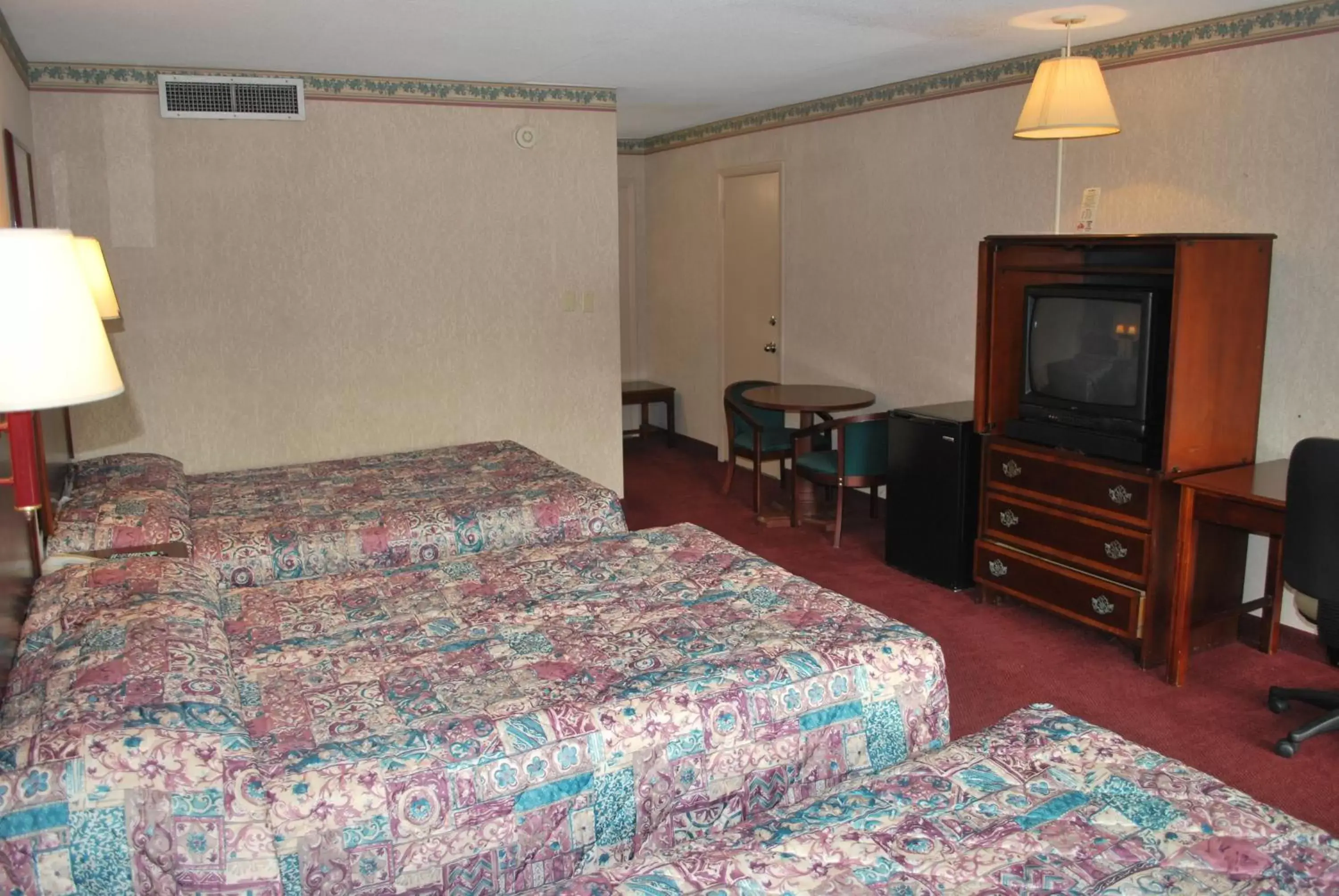 Bedroom, Bed in Best Motel Lakeland