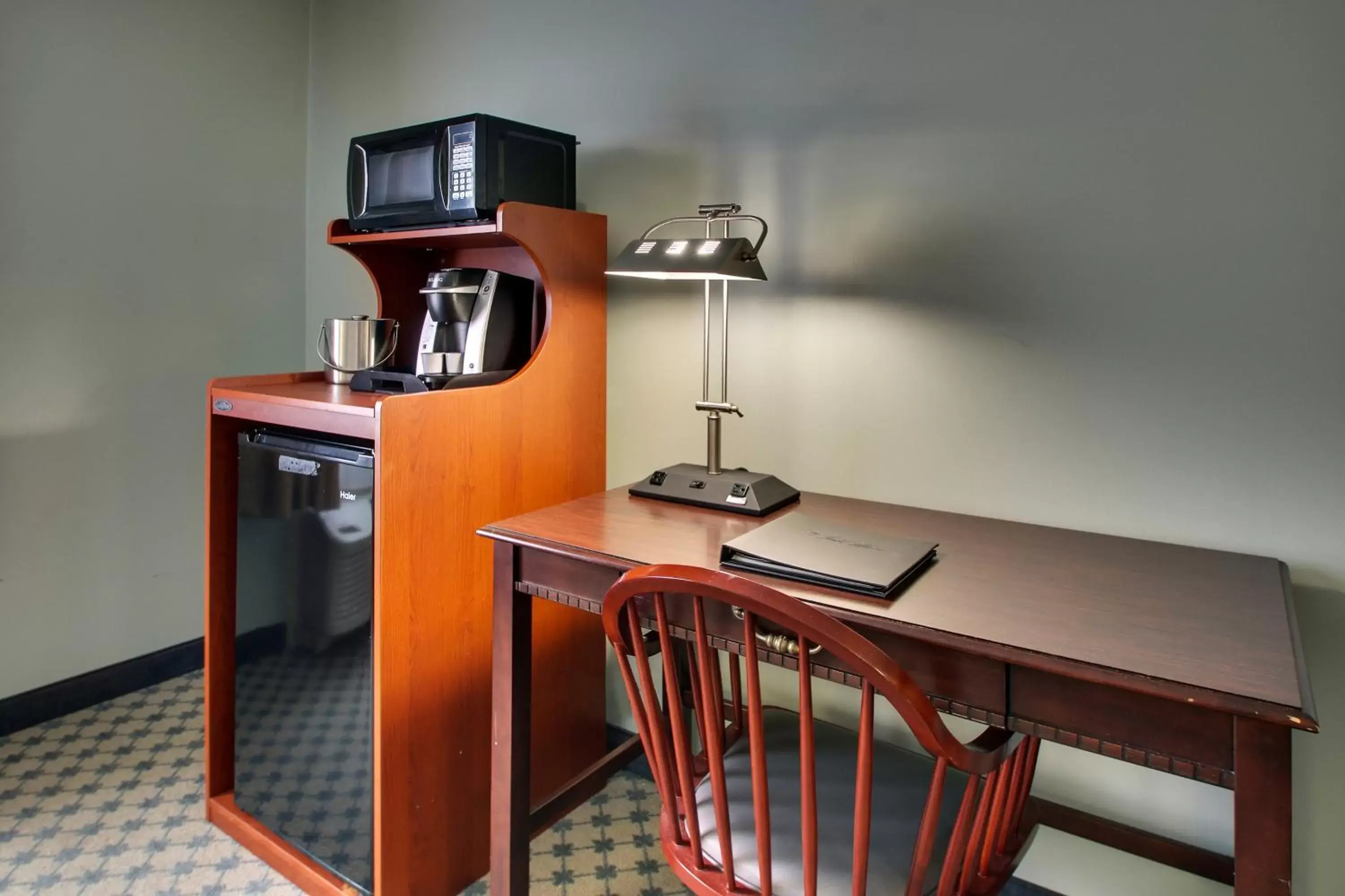 Coffee/tea facilities, TV/Entertainment Center in The Inn at Wise