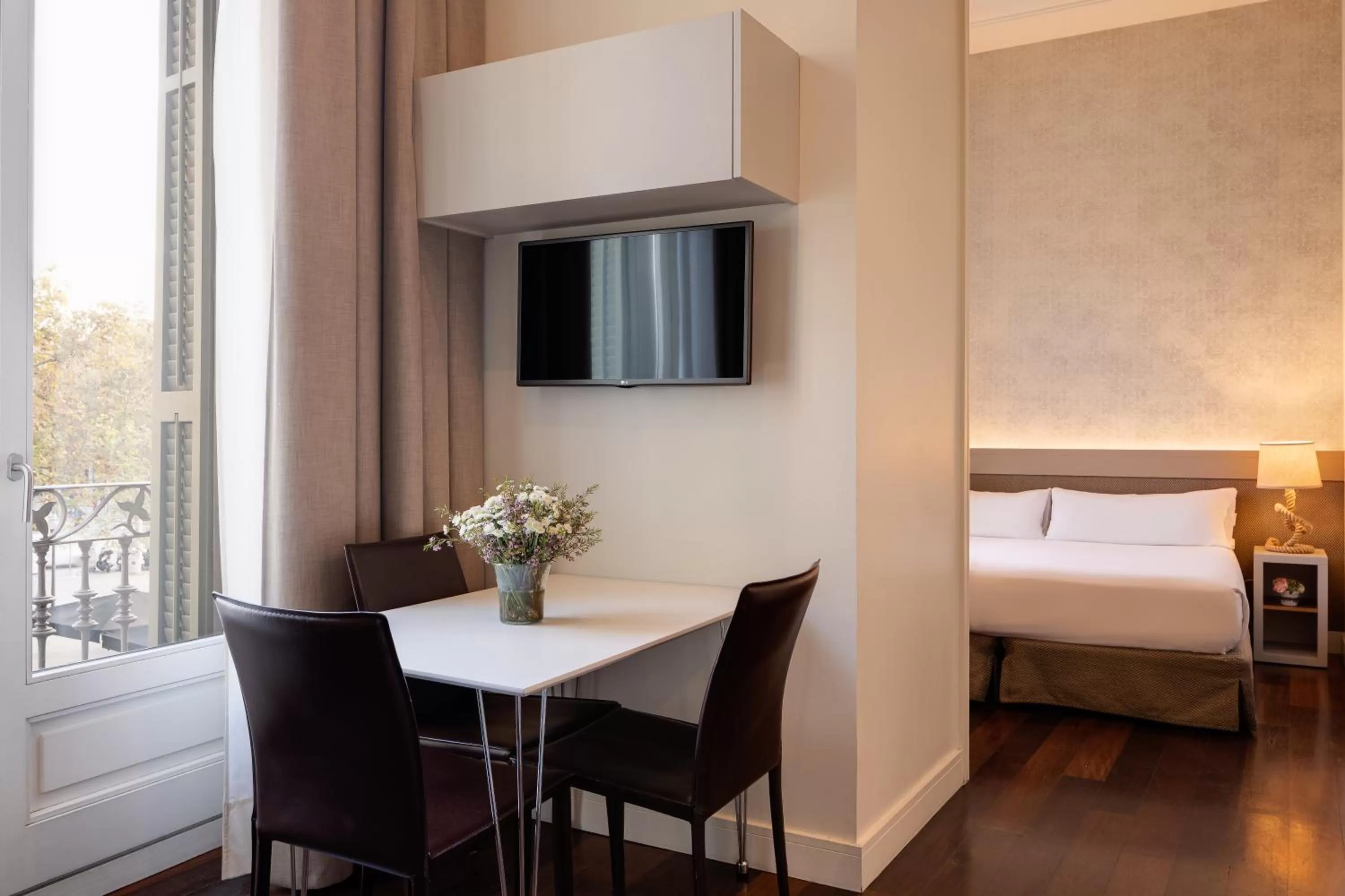TV and multimedia, Bed in Duquesa Suites Landmark Hotel by Grup Duquessa