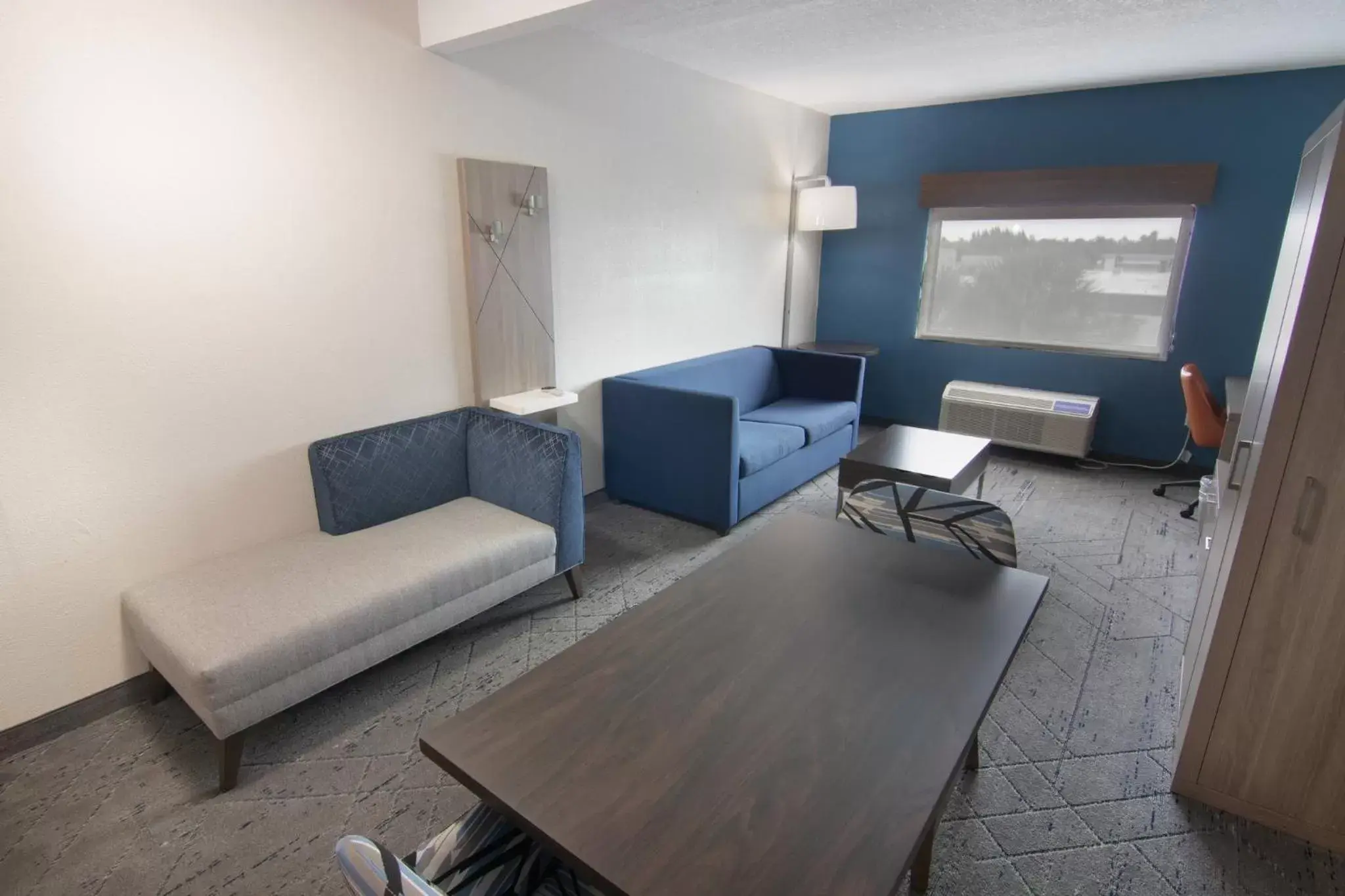 Photo of the whole room, Seating Area in Holiday Inn Express and Suites Fort Lauderdale Airport West, an IHG Hotel