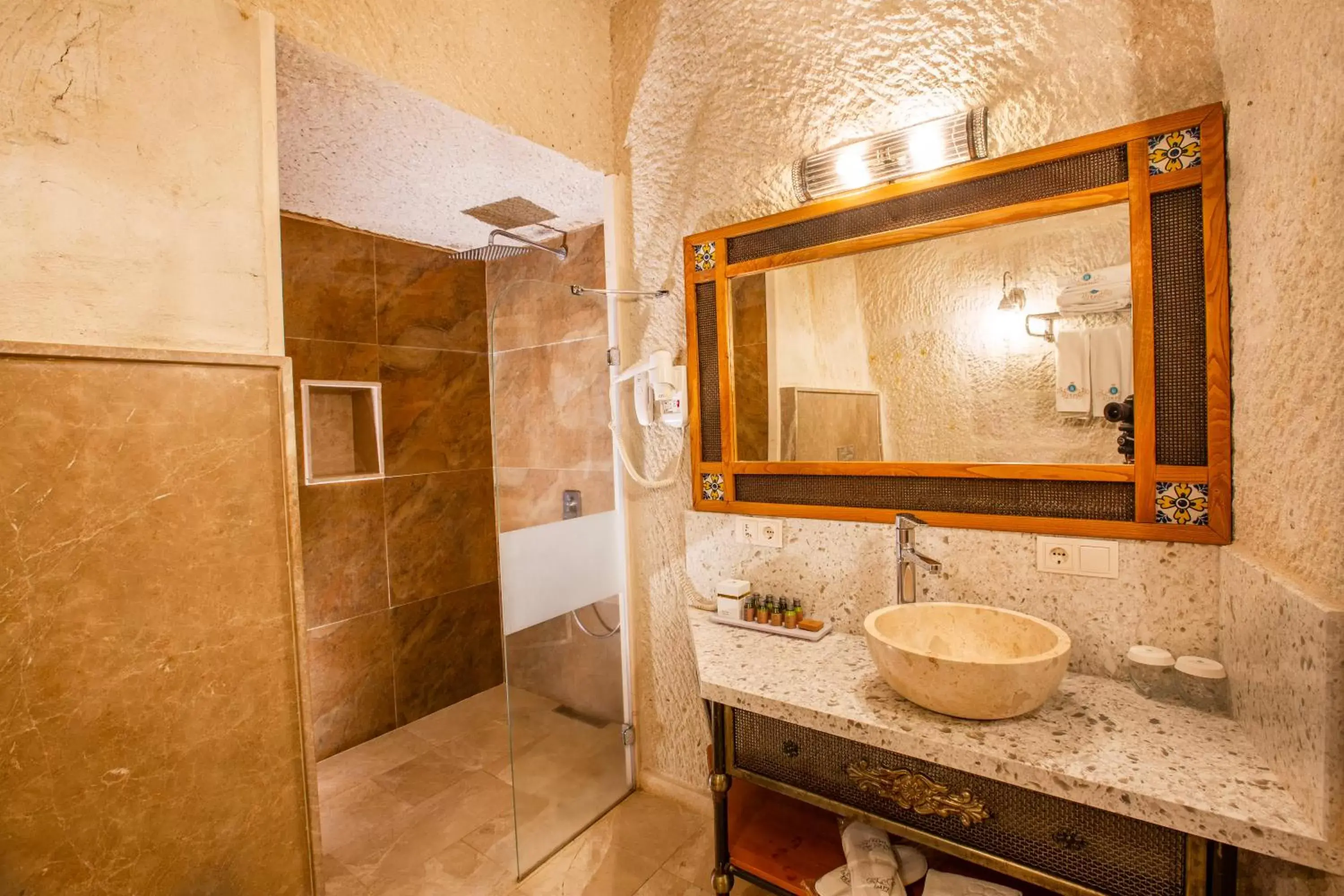 Shower, Bathroom in Imperial Cave Suites & Spa