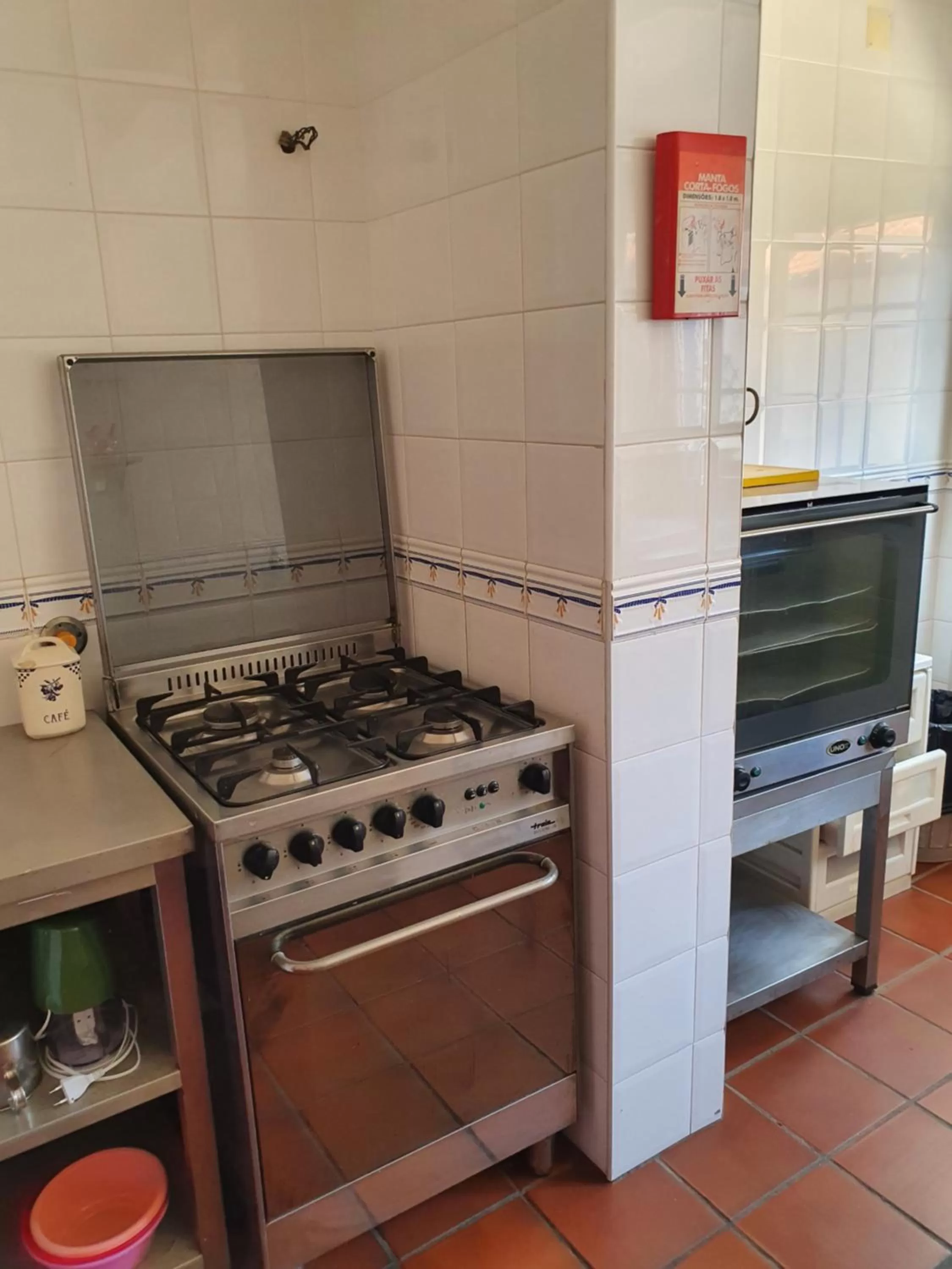 Communal kitchen in Hotel Mar e Sol VNMF by Umbral