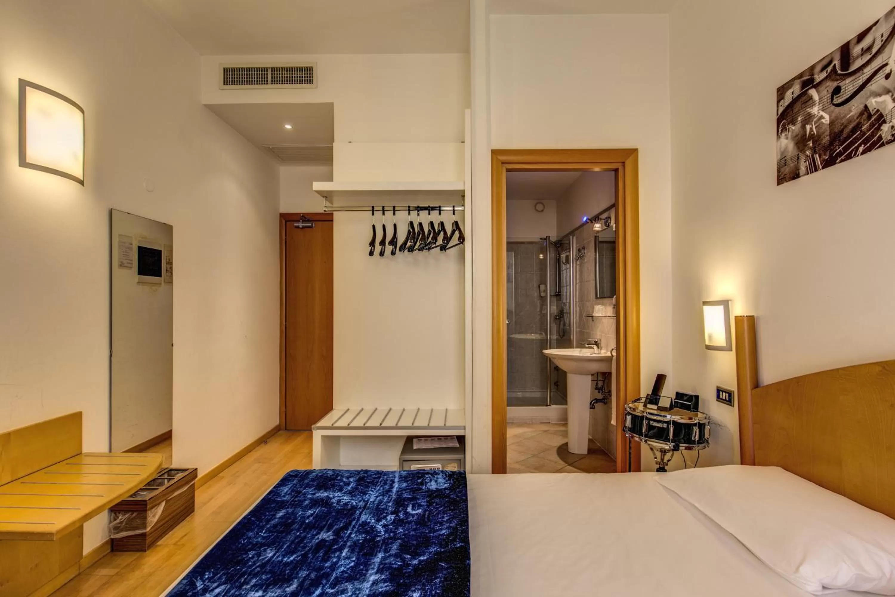 Photo of the whole room, Bed in Hotel Franklin Feel The Sound