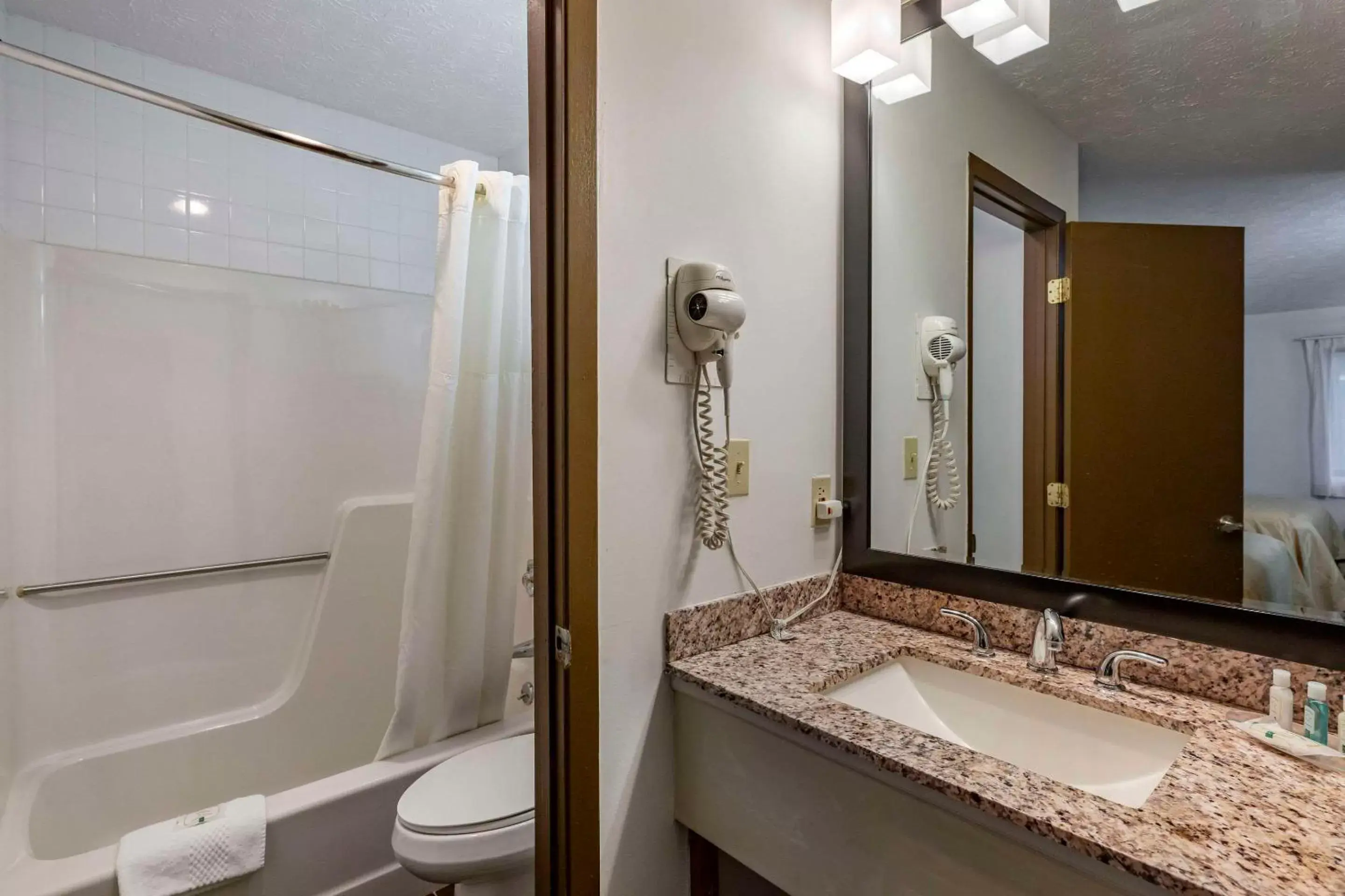 Bedroom, Bathroom in Quality Inn Austintown-Youngstown West