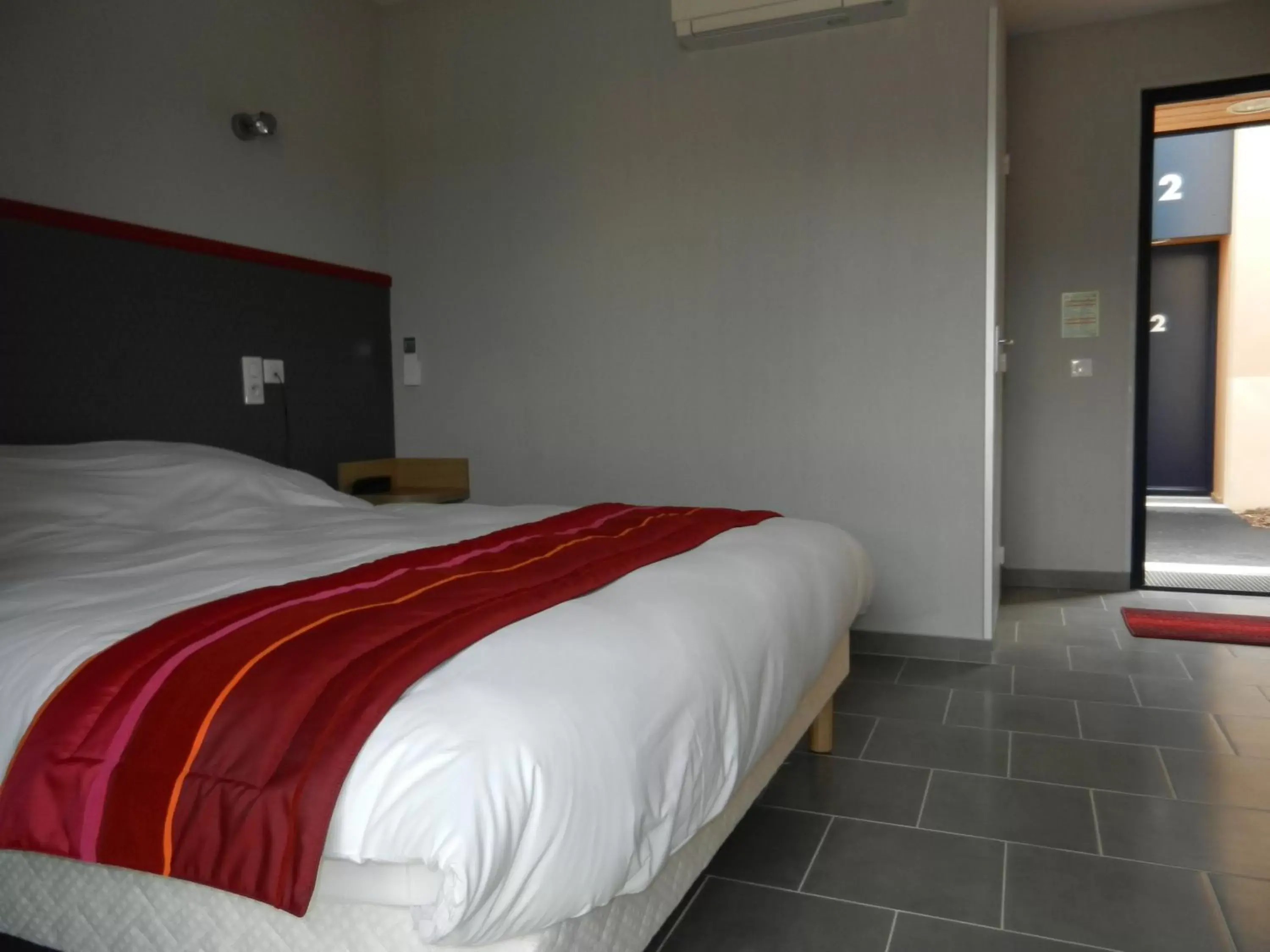 Photo of the whole room, Bed in The Originals City, Hôtel Albizia, Sarlat-la-Canéda (Inter-Hotel)