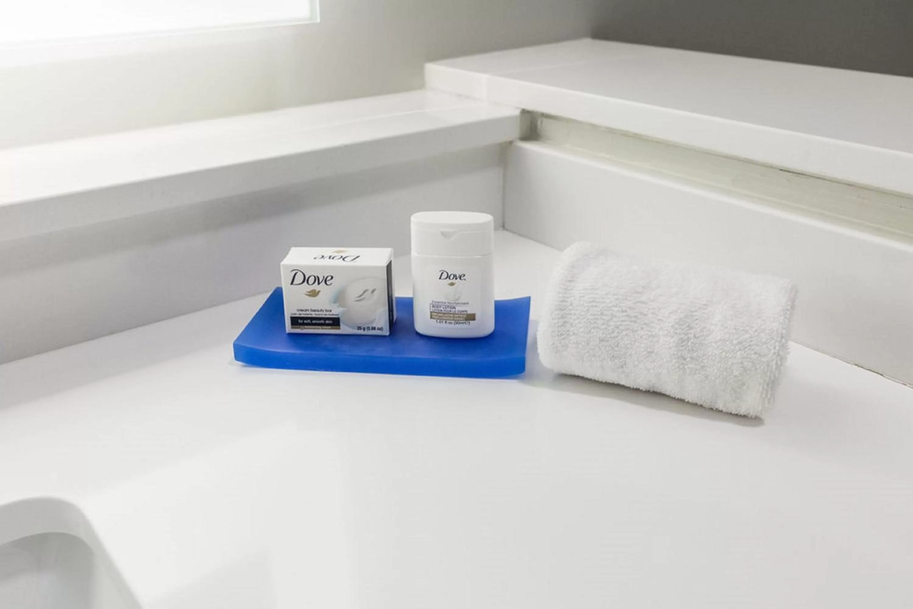 Photo of the whole room, Bed in Holiday Inn Express & Suites Edmonton N - St Albert by IHG