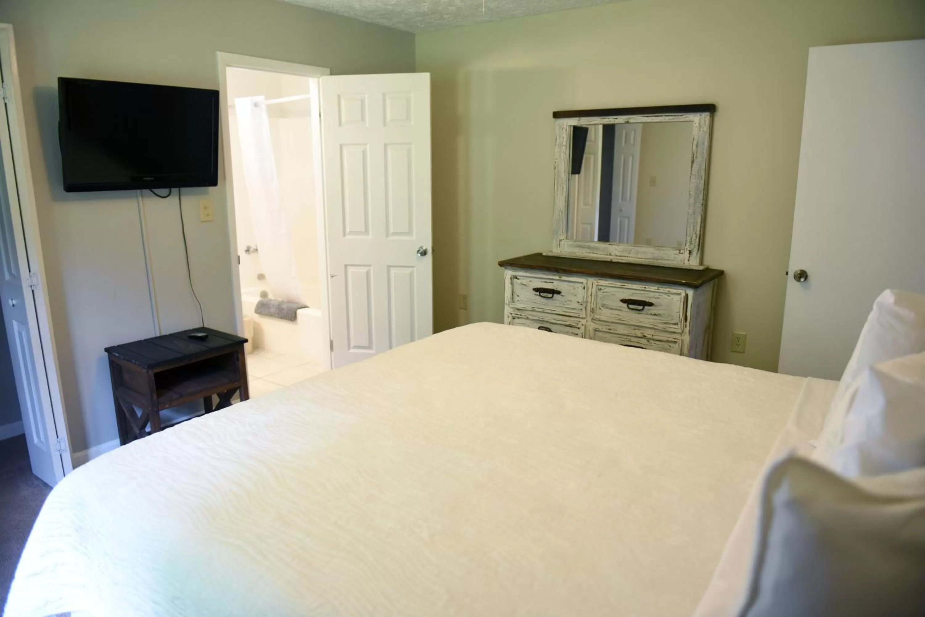 King Suite with Patio and Mountain View in Heidi Motel - Helen