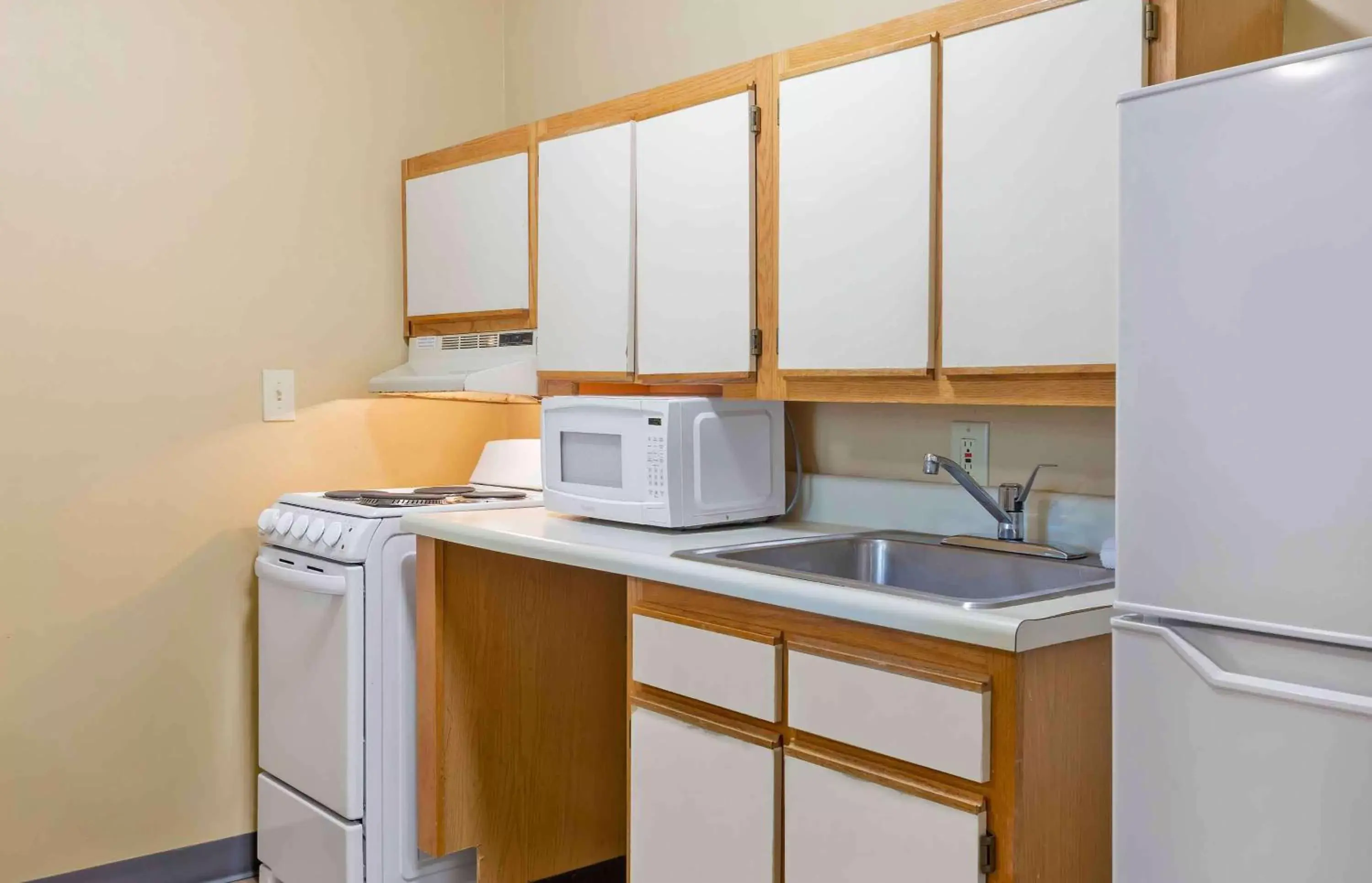 Bedroom, Kitchen/Kitchenette in Extended Stay America Suites - Raleigh - Cary - Harrison Ave