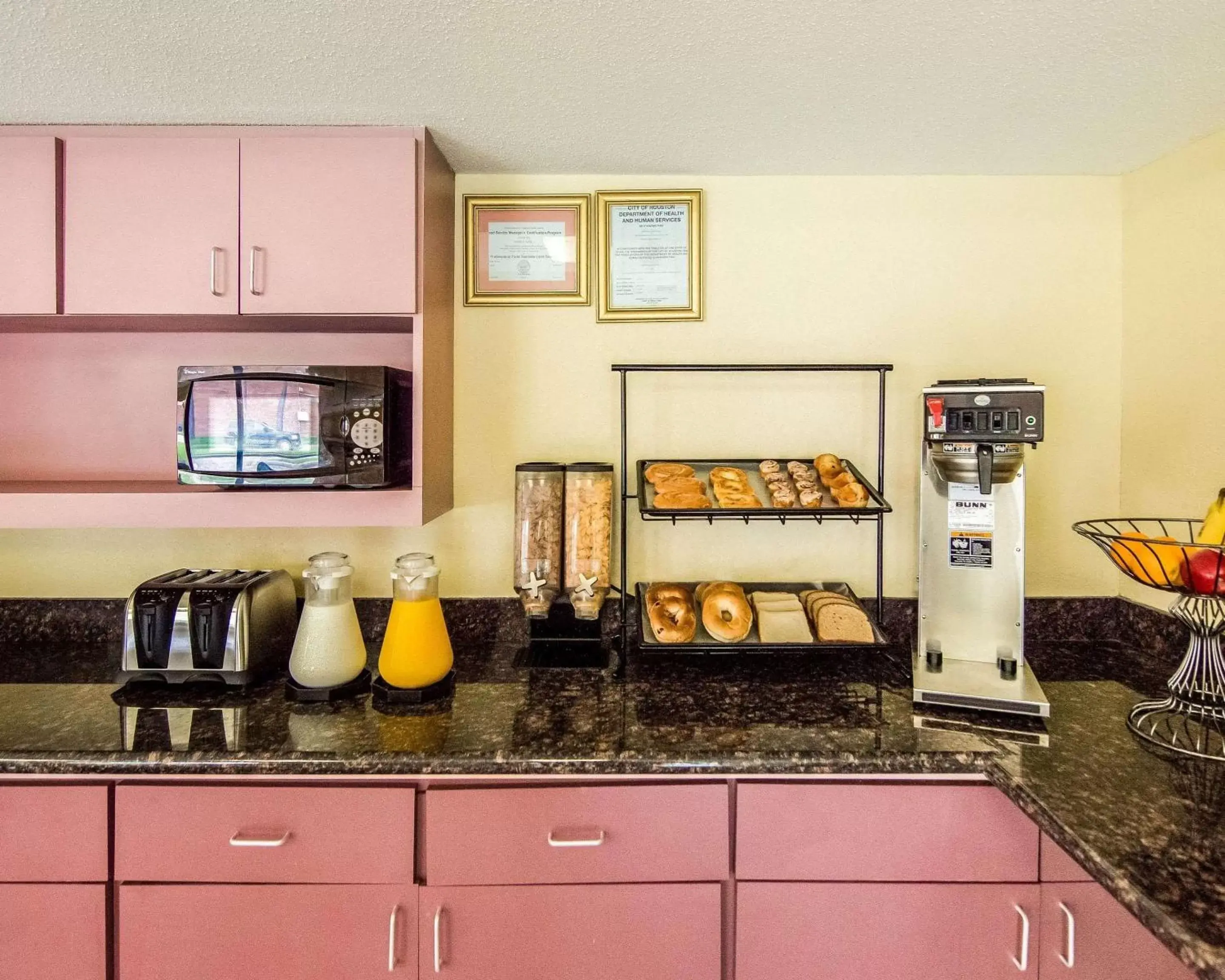 Restaurant/places to eat, Kitchen/Kitchenette in Rodeway Inn and Suites Hwy 290