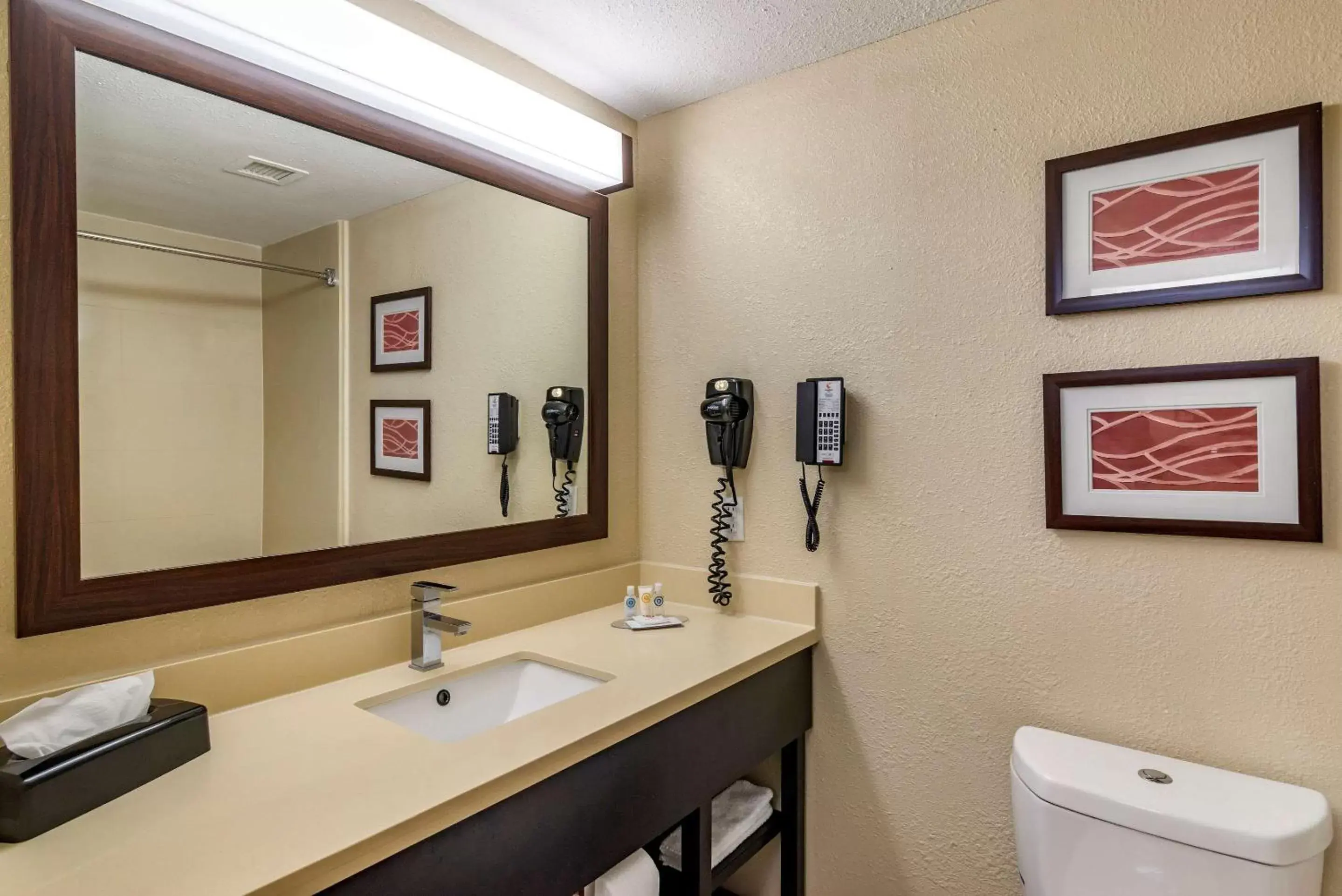 Bedroom, Bathroom in Comfort Inn & Suites near Six Flags