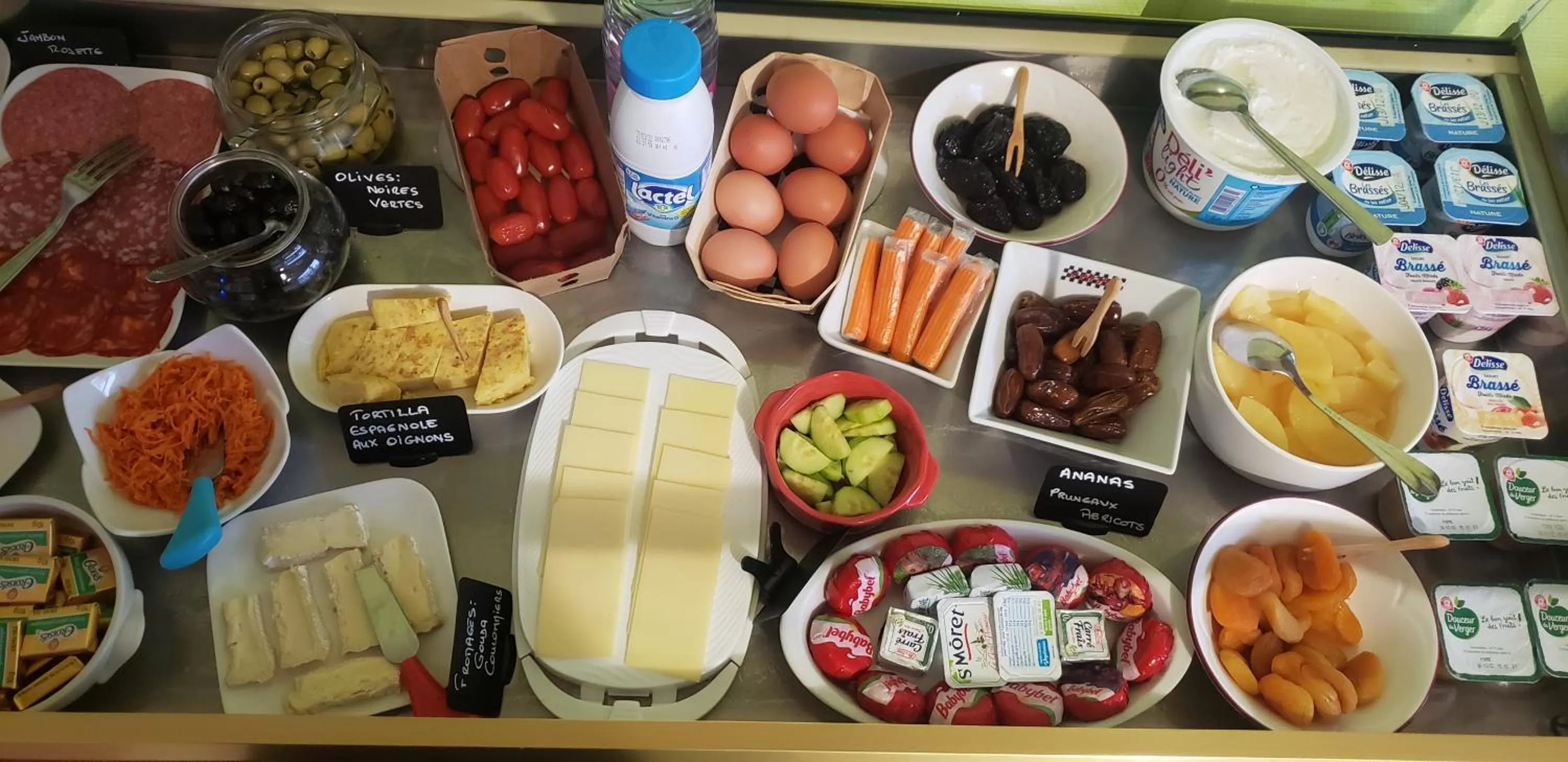 Buffet breakfast in Enzo Hotels Contrexeville