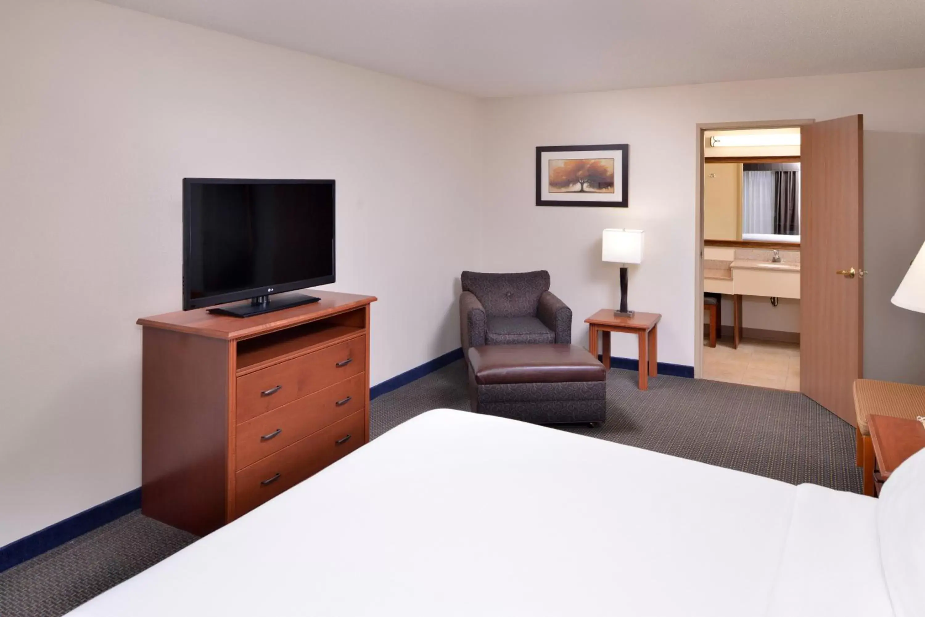 Photo of the whole room, TV/Entertainment Center in Holiday Inn Express Hotel & Suites Sioux Falls At Empire Mall, an IHG Hotel