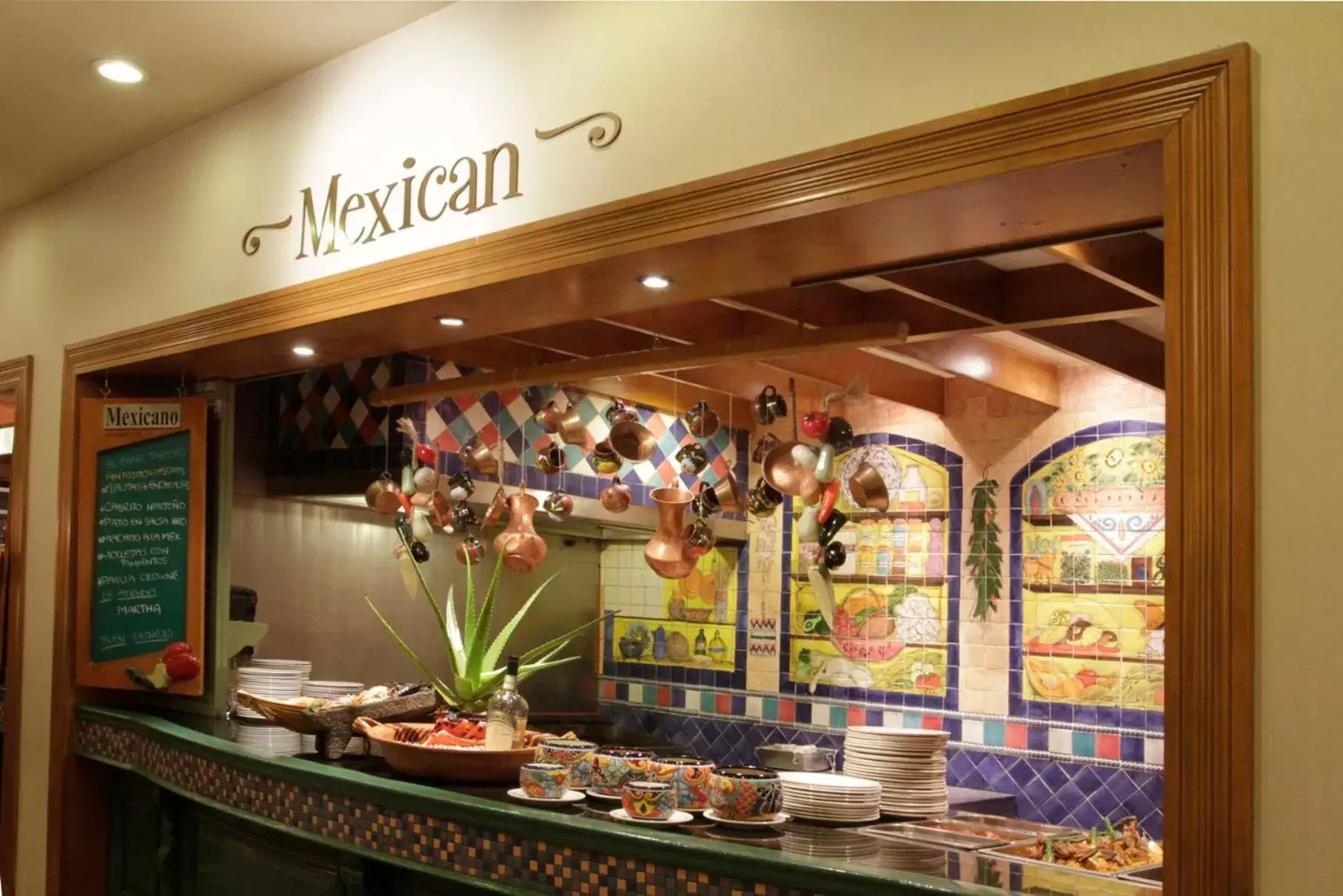 Restaurant/places to eat, Lounge/Bar in Crowne Plaza Hotel Monterrey, an IHG Hotel