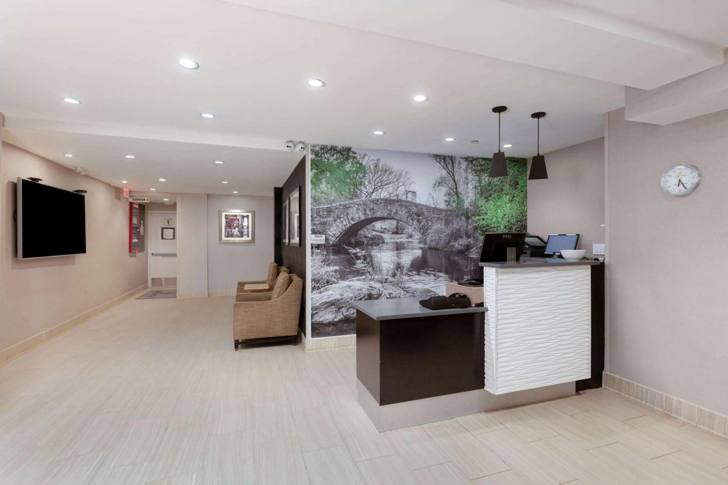 Lobby or reception in La Quinta by Wyndham New York City Central Park
