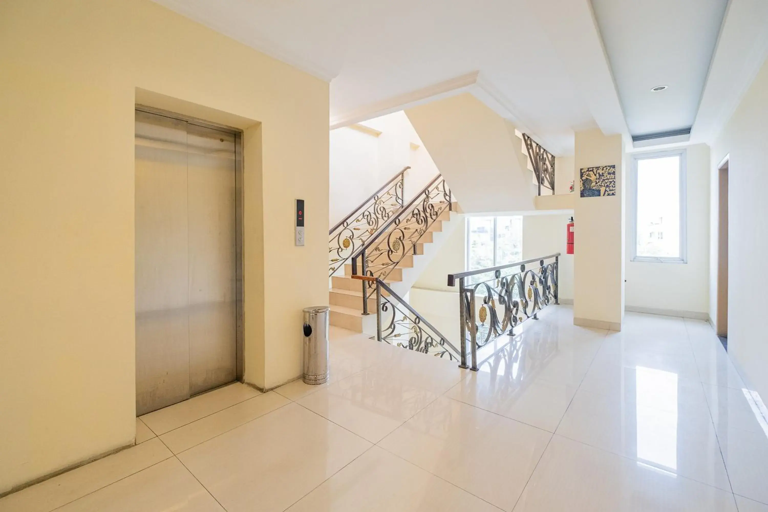 Property building in RedDoorz Plus @ Cideng Barat Property building in RedDoorz Plus @ Cideng Barat