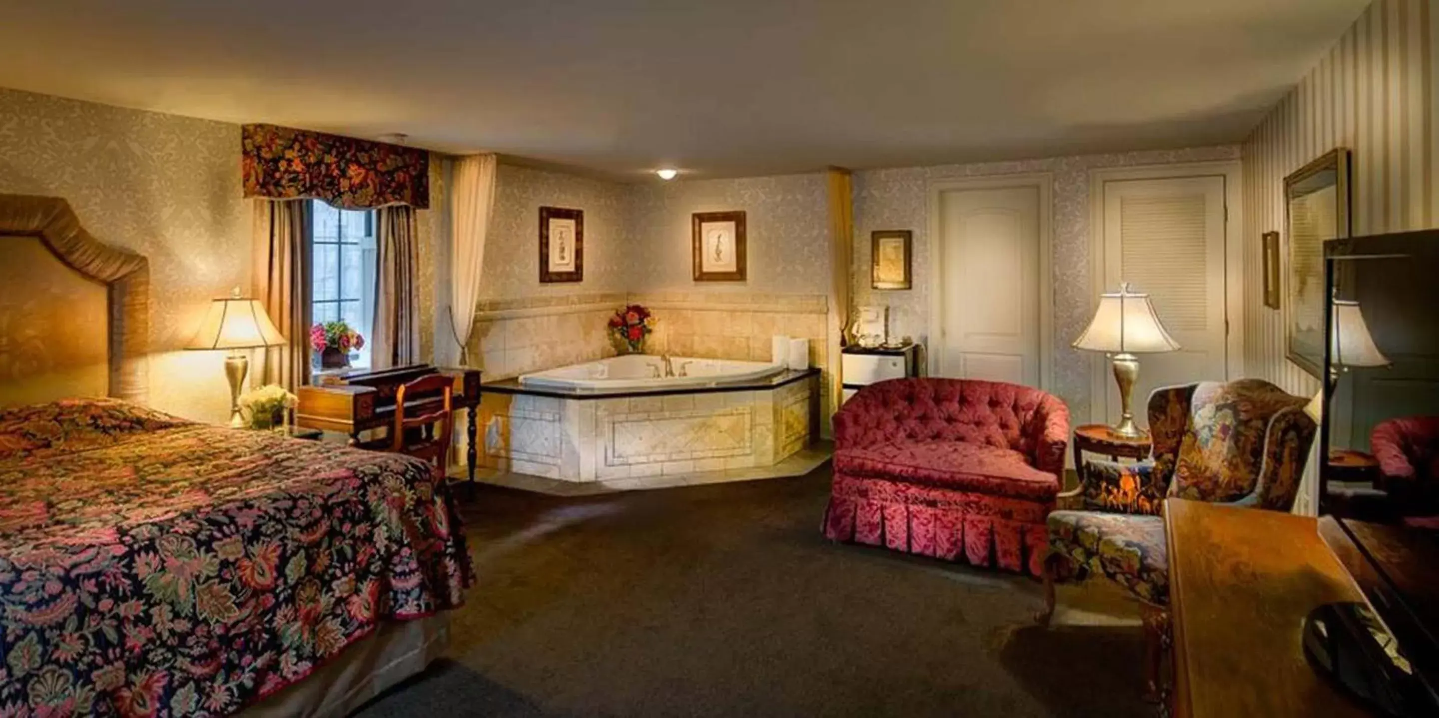Bedroom, Seating Area in Red Coach Inn
