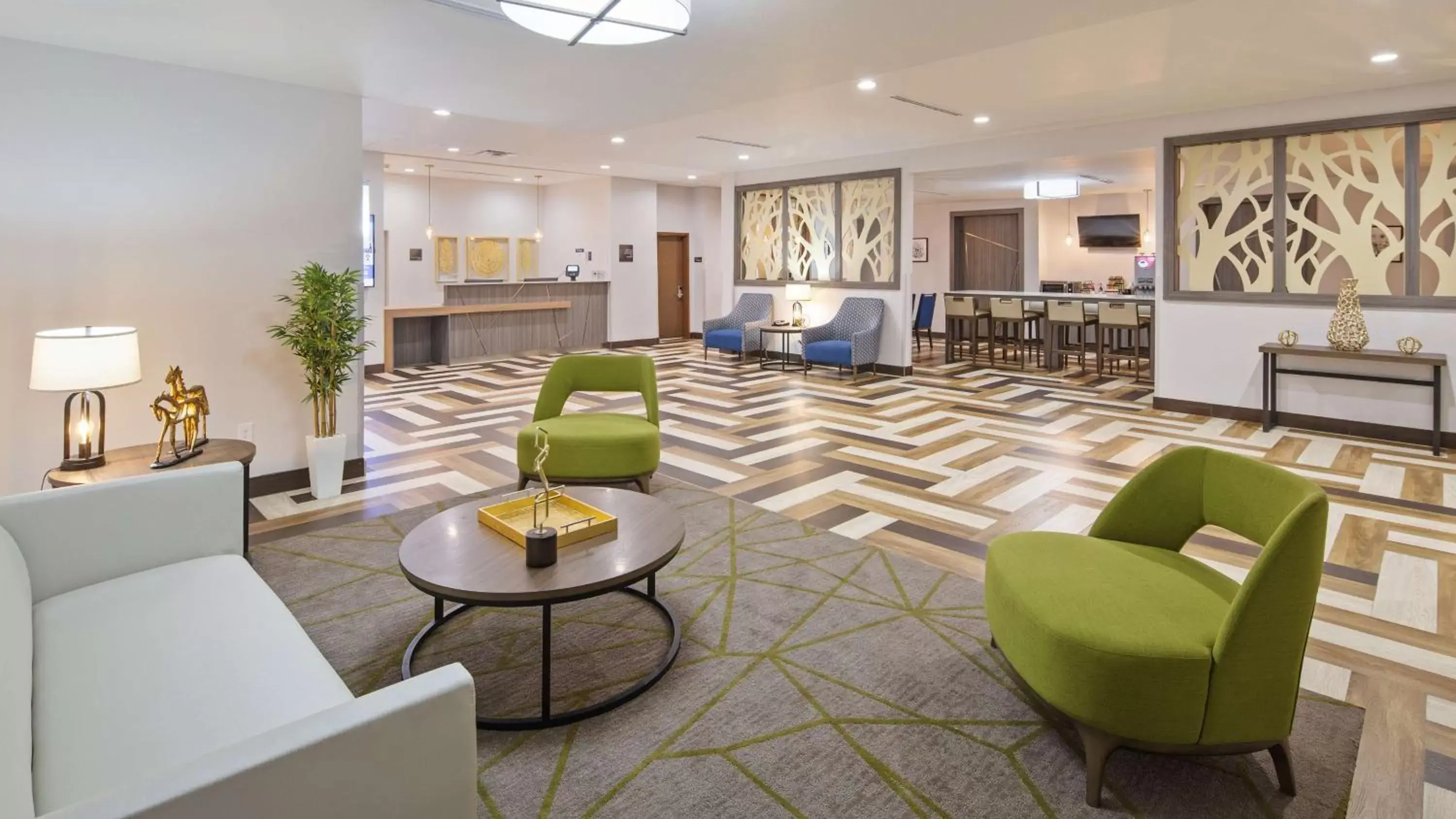 Lobby or reception, Lounge/Bar in Best Western Green Oaks Inn