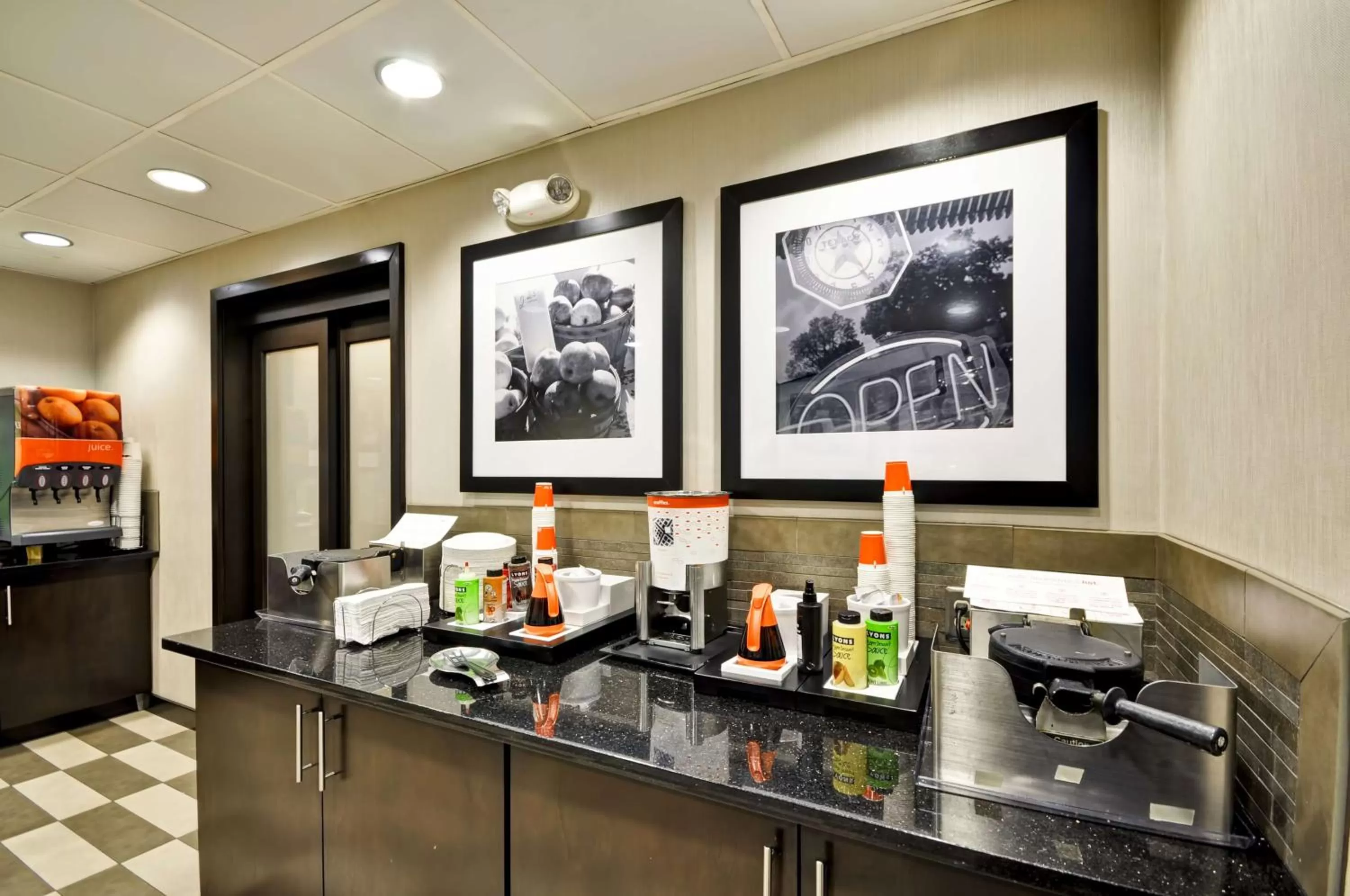 Dining area in Hampton Inn Overland Park