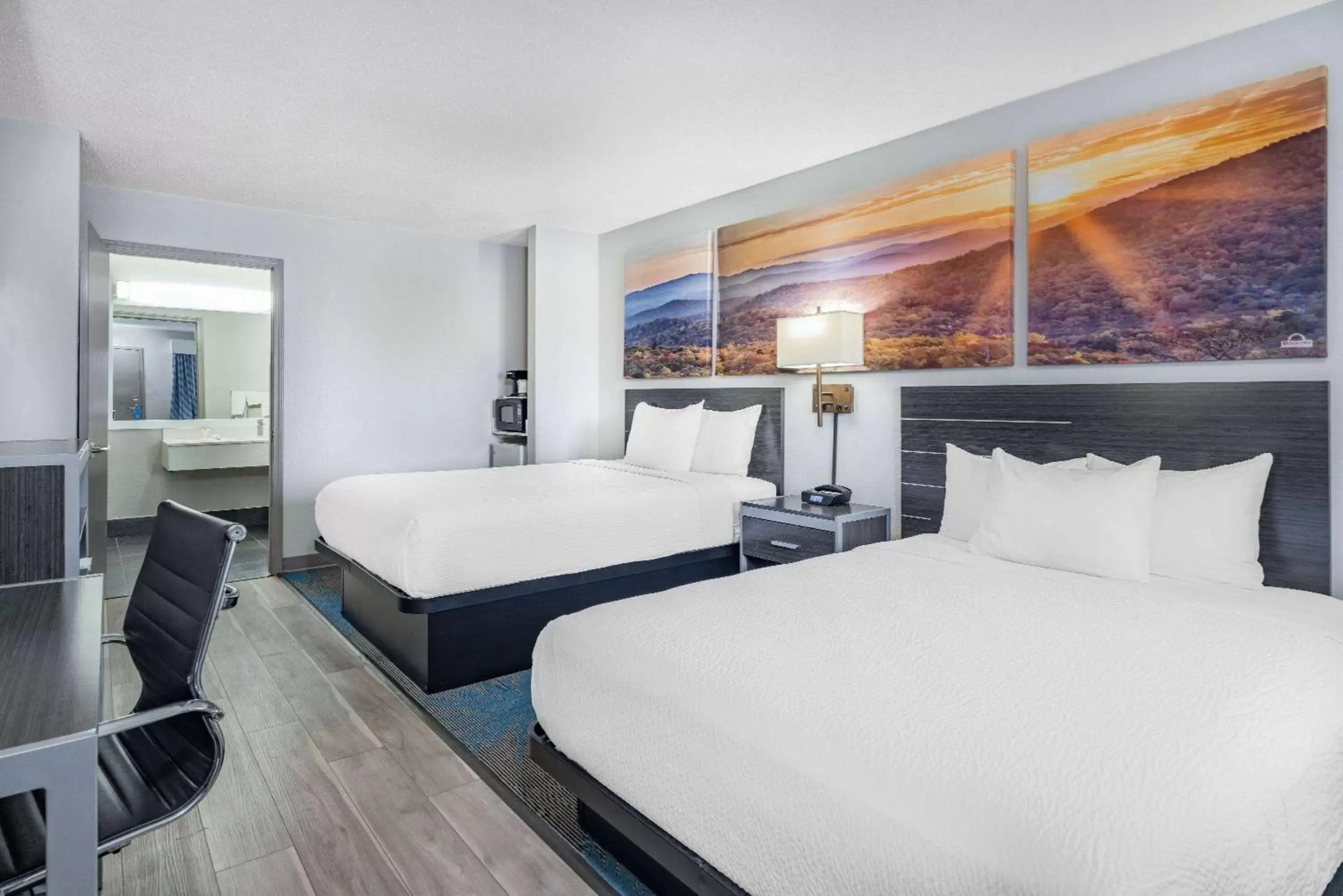 Photo of the whole room, Bed in Days Inn by Wyndham Hamilton Photo of the whole room, Bed in Days Inn by Wyndham Hamilton