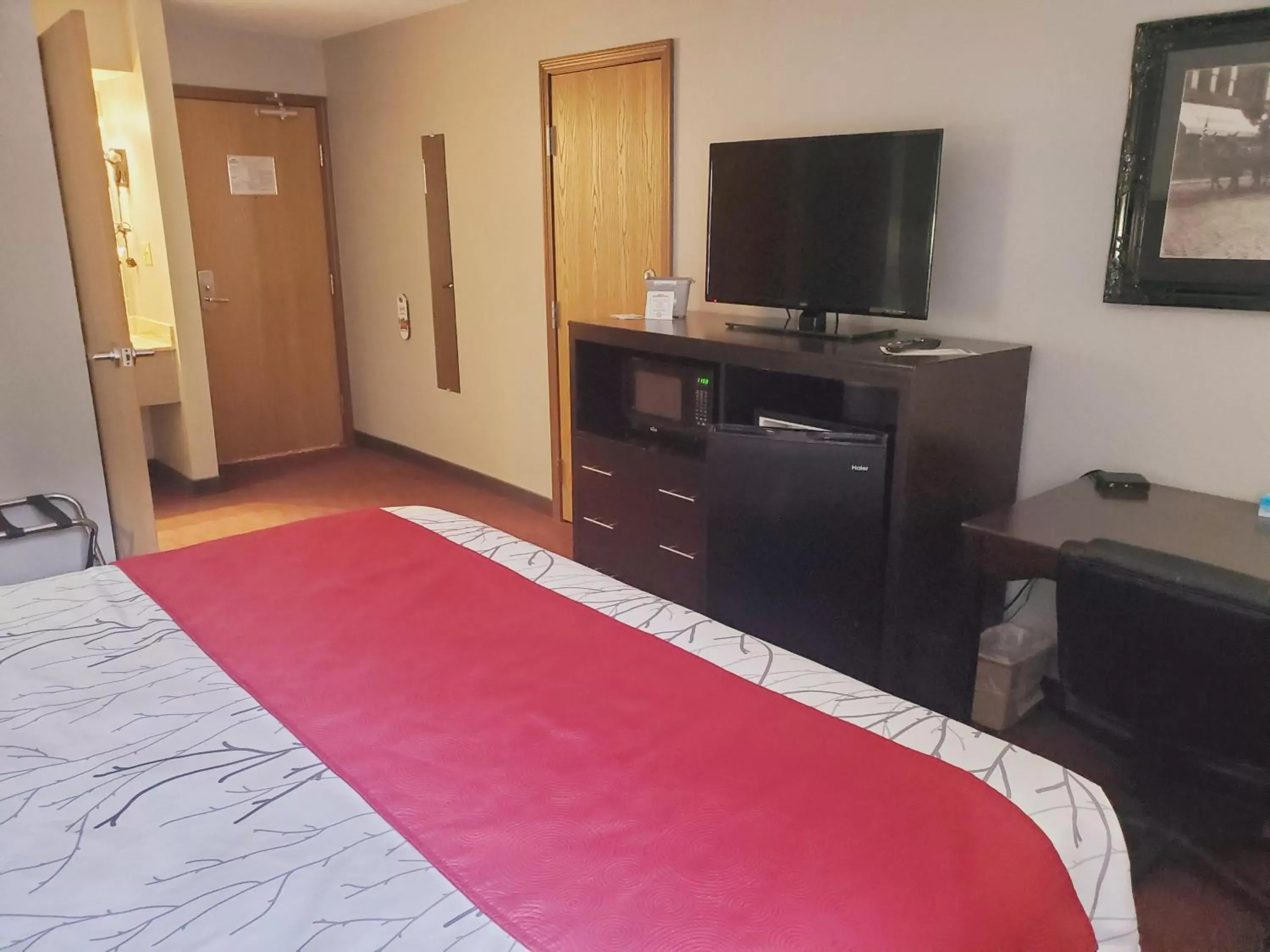 King Room in Blackstone Lodge and Suites King Room in Blackstone Lodge and Suites