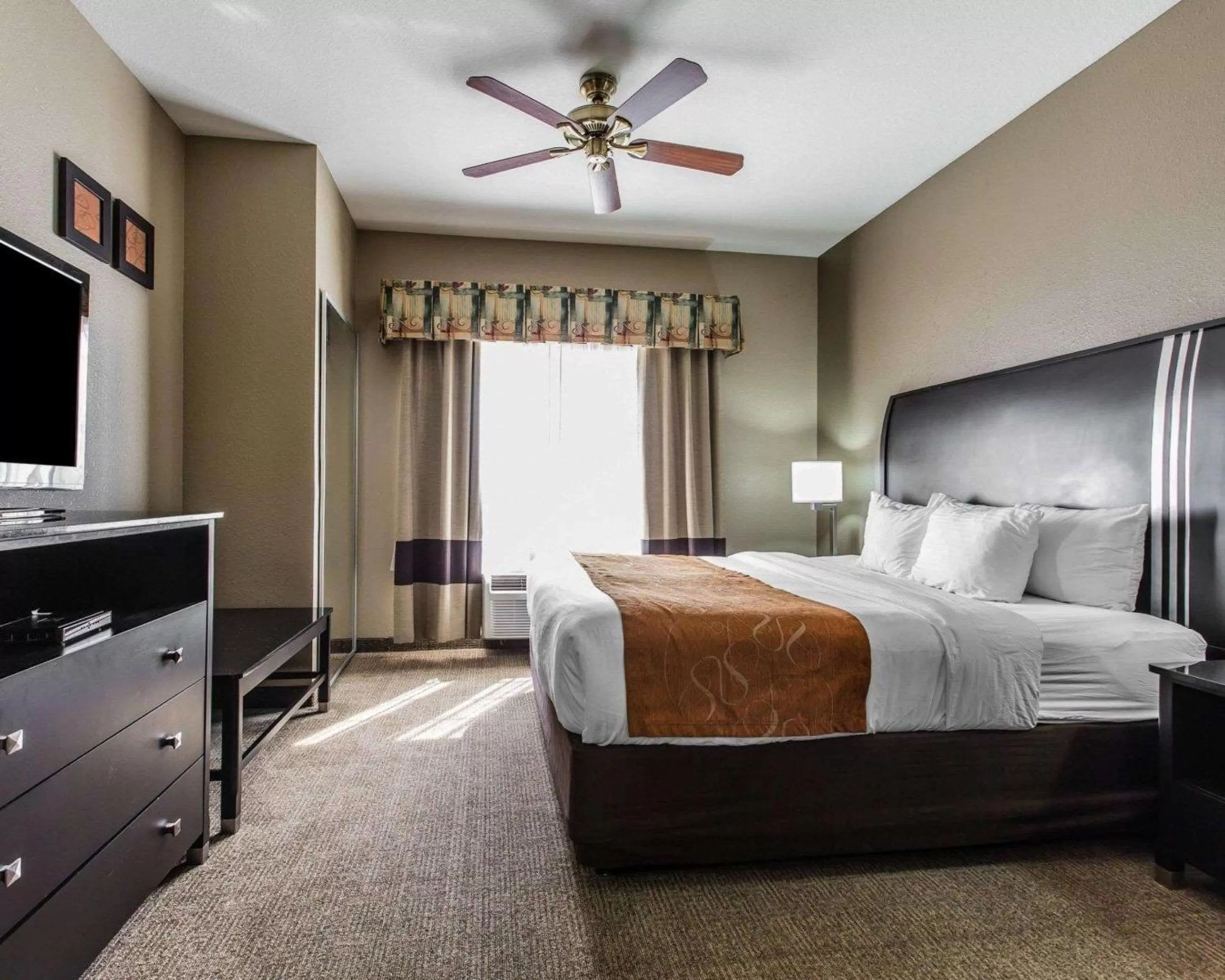 Bedroom, Bed in Comfort Suites Bakersfield