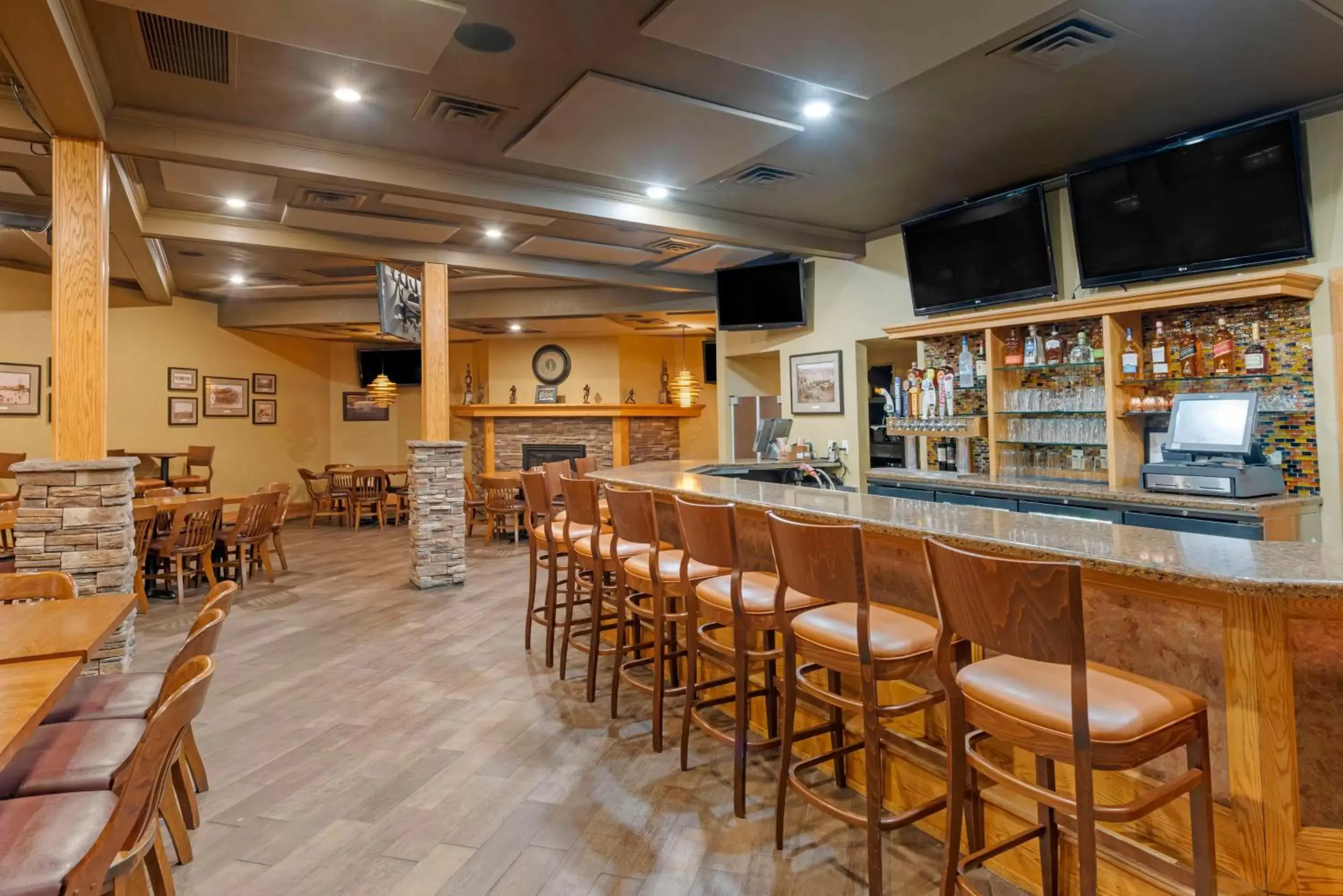 Restaurant/places to eat, Lounge/Bar in Best Western Plus Ramkota Hotel