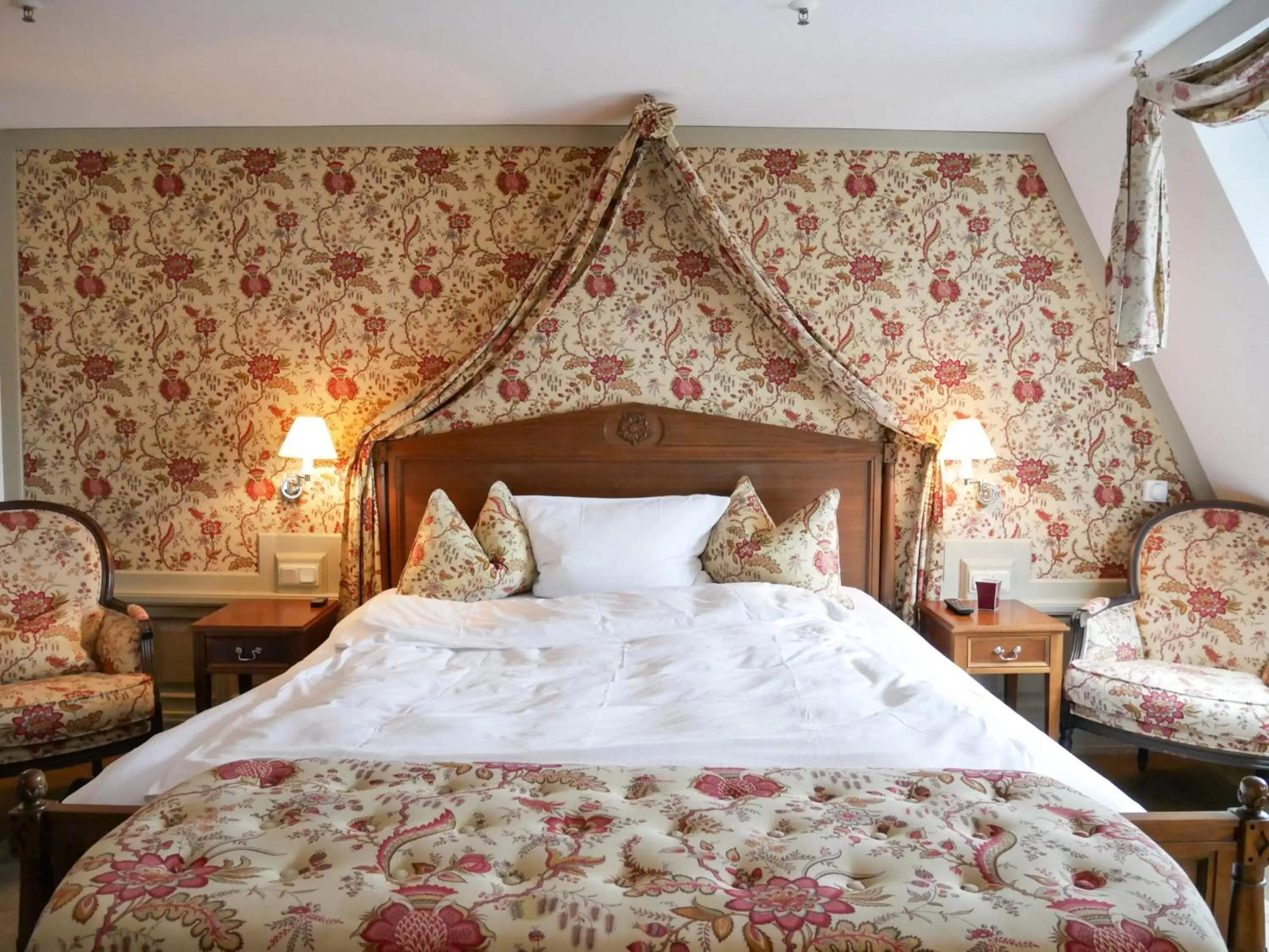 Photo of the whole room, Bed in Hotel Detmolder Hof