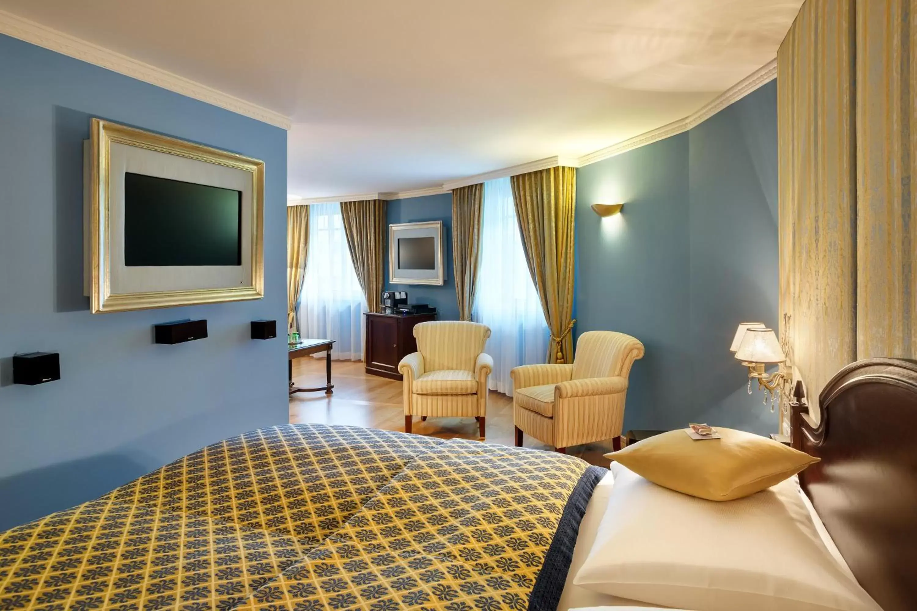 Bed, TV/Entertainment Center in Austria Trend Hotel Ananas Wien