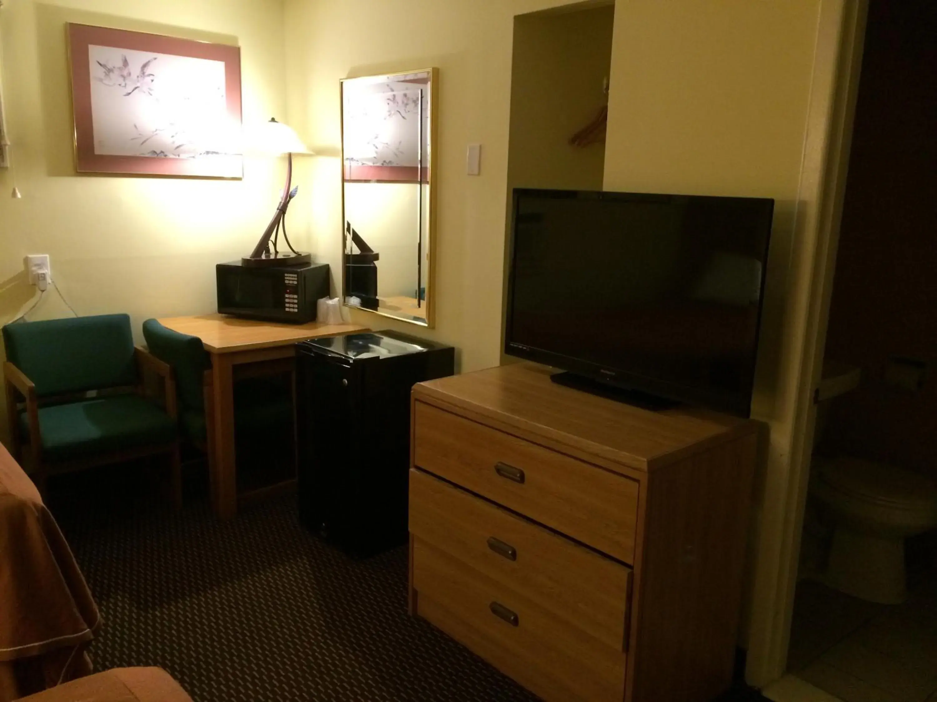 Seating area, TV/Entertainment Center in Caravan Motel