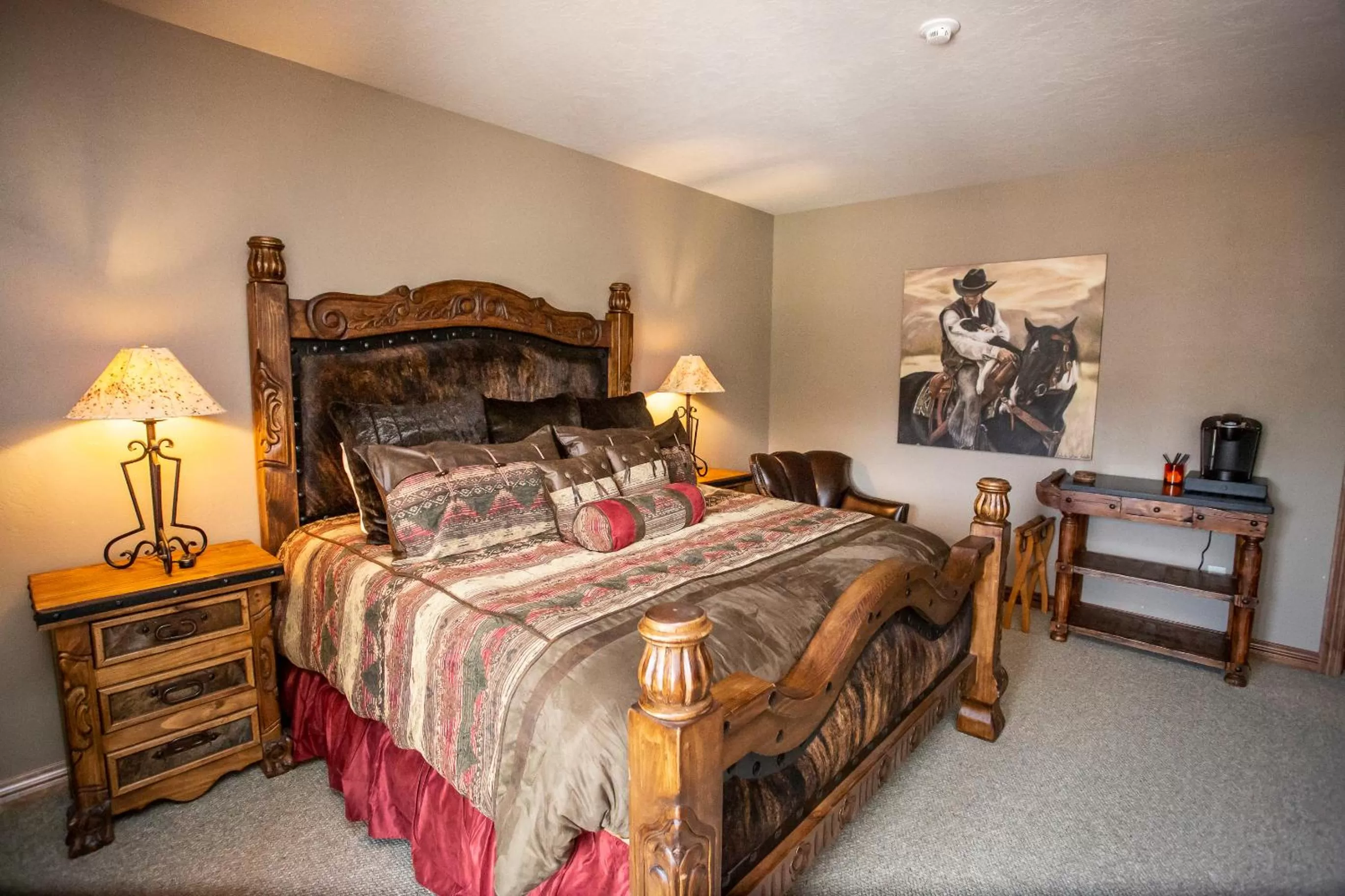 King Suite in Main St Loft Overlooking Train Yard - Lofts Sterling & Sage - Toltec