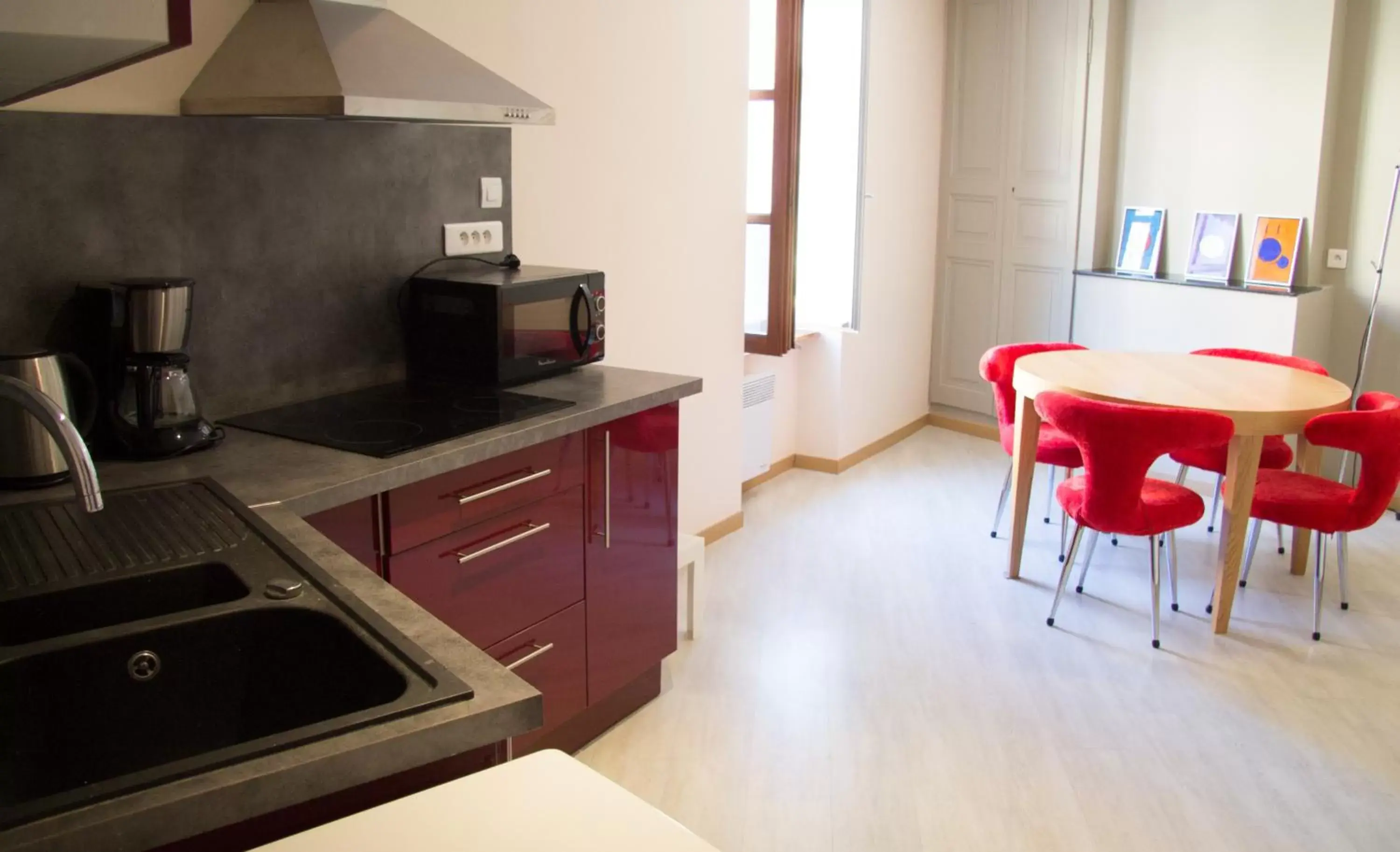 Bed, Kitchen/Kitchenette in Gites Le Lancelot