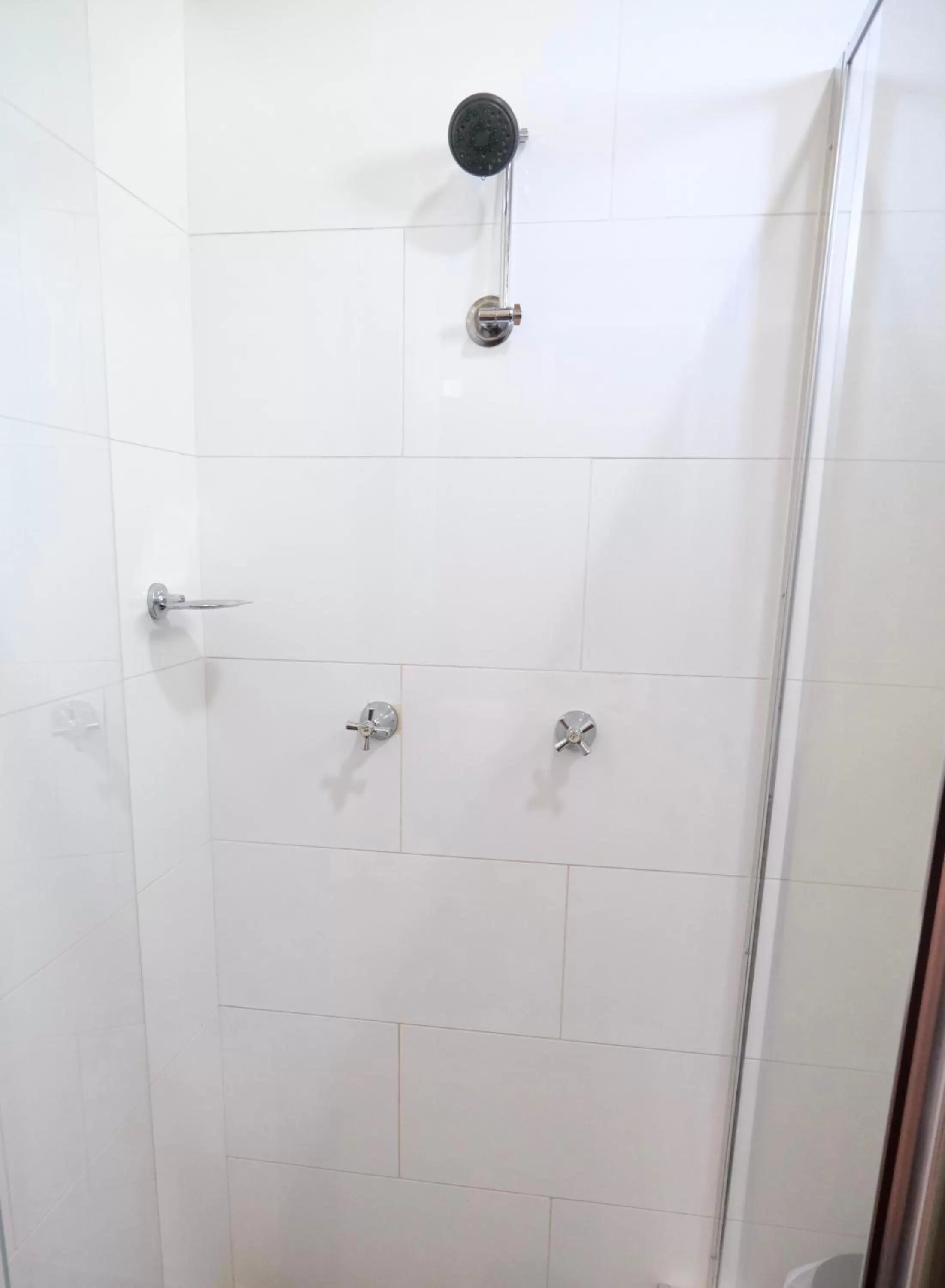 Shower in Sapphire Palms Motel