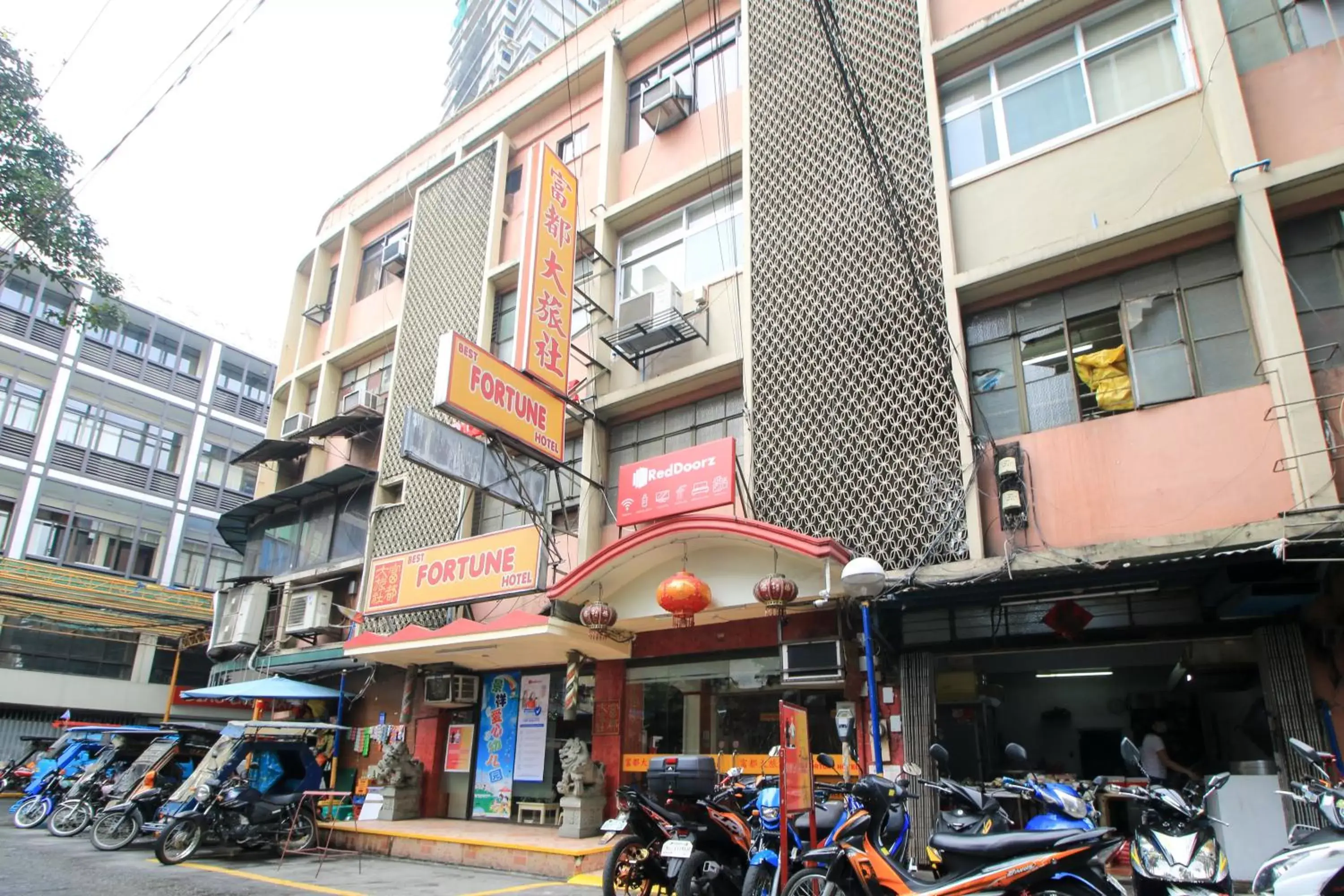 Property building in RedDoorz Plus @ Chinatown Binondo