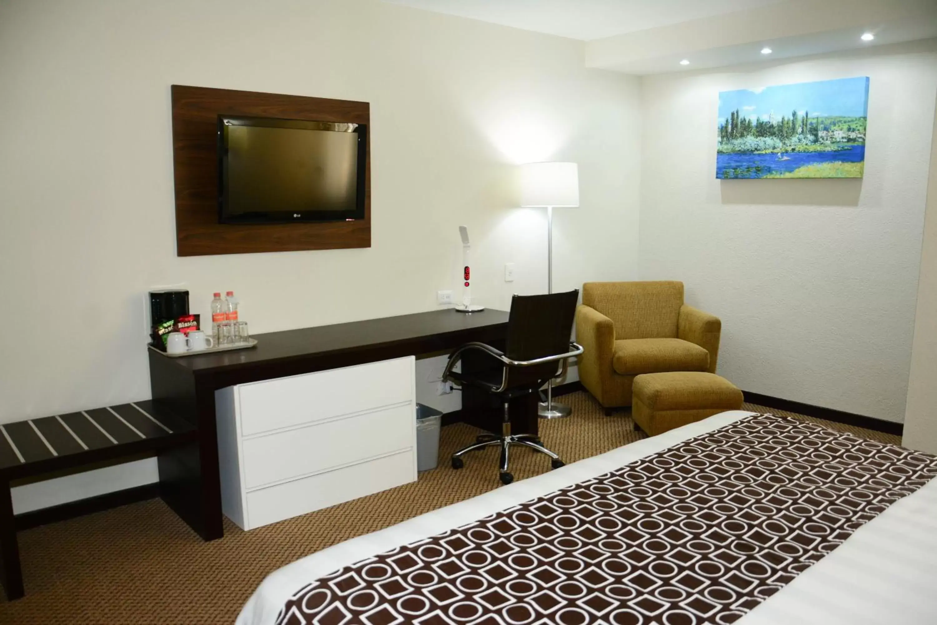 Bed, TV/Entertainment Center in Wyndham Executivo Culiacan
