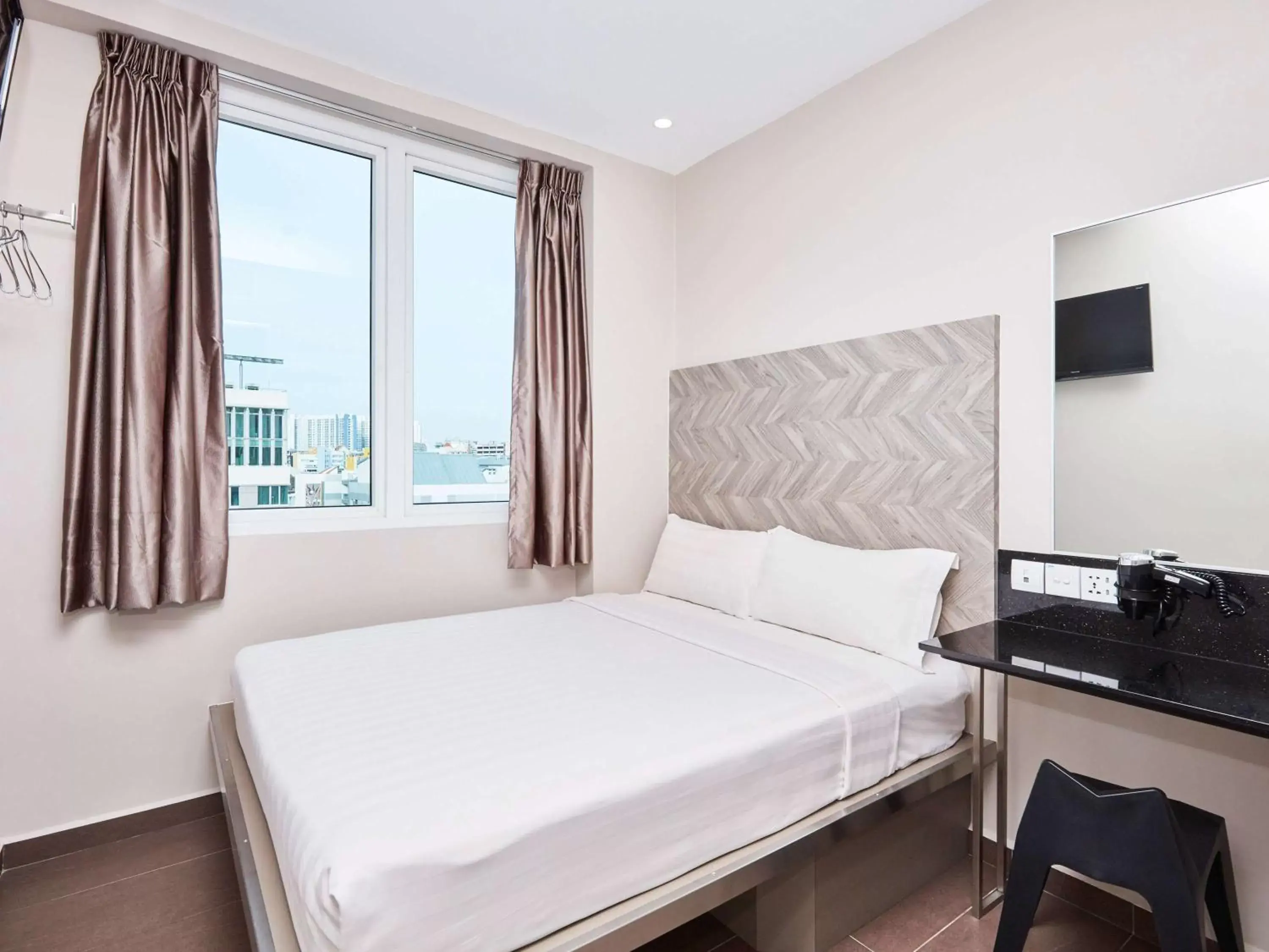 Bedroom, Bed in ibis budget Singapore Ruby